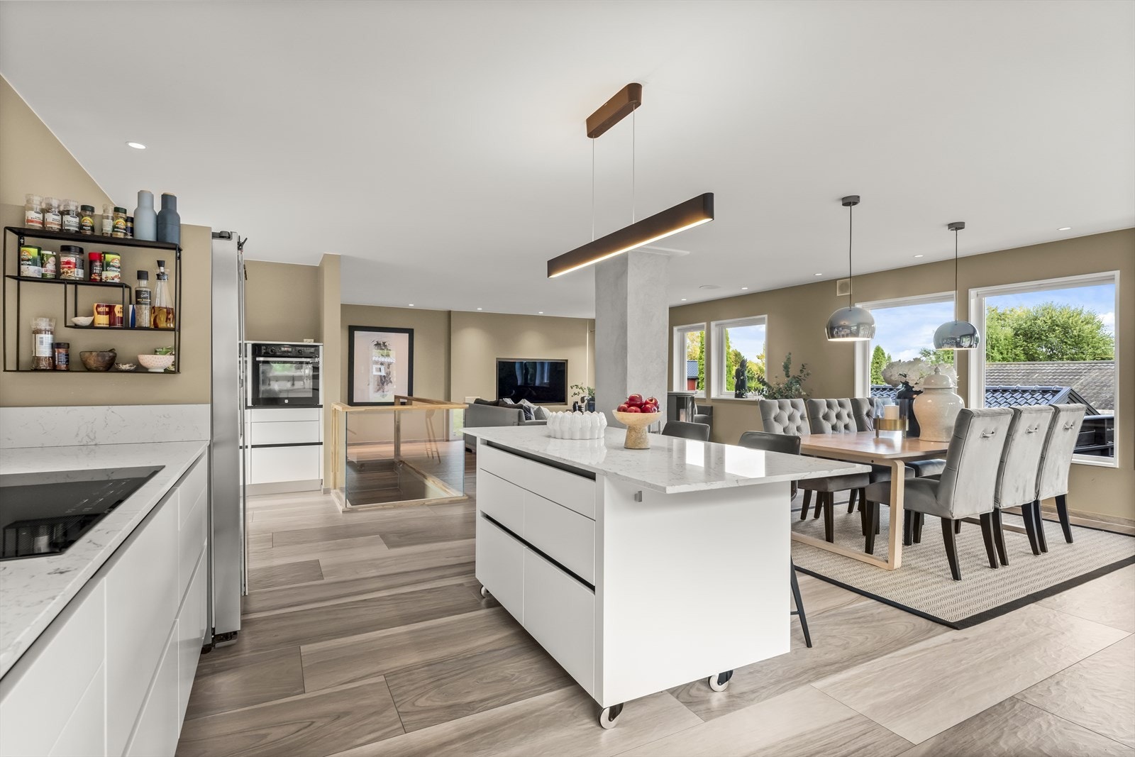 Åpent kjøkken med kjøkkenøy Galleribilde