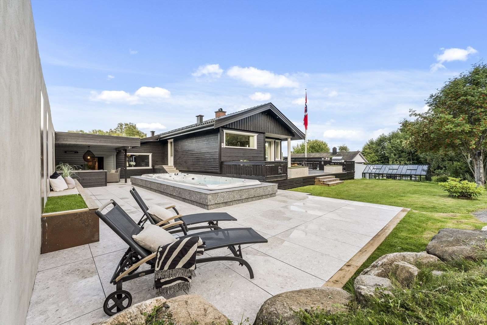 Det er god plass til solsenger og utemøbler på plattingen Galleribilde