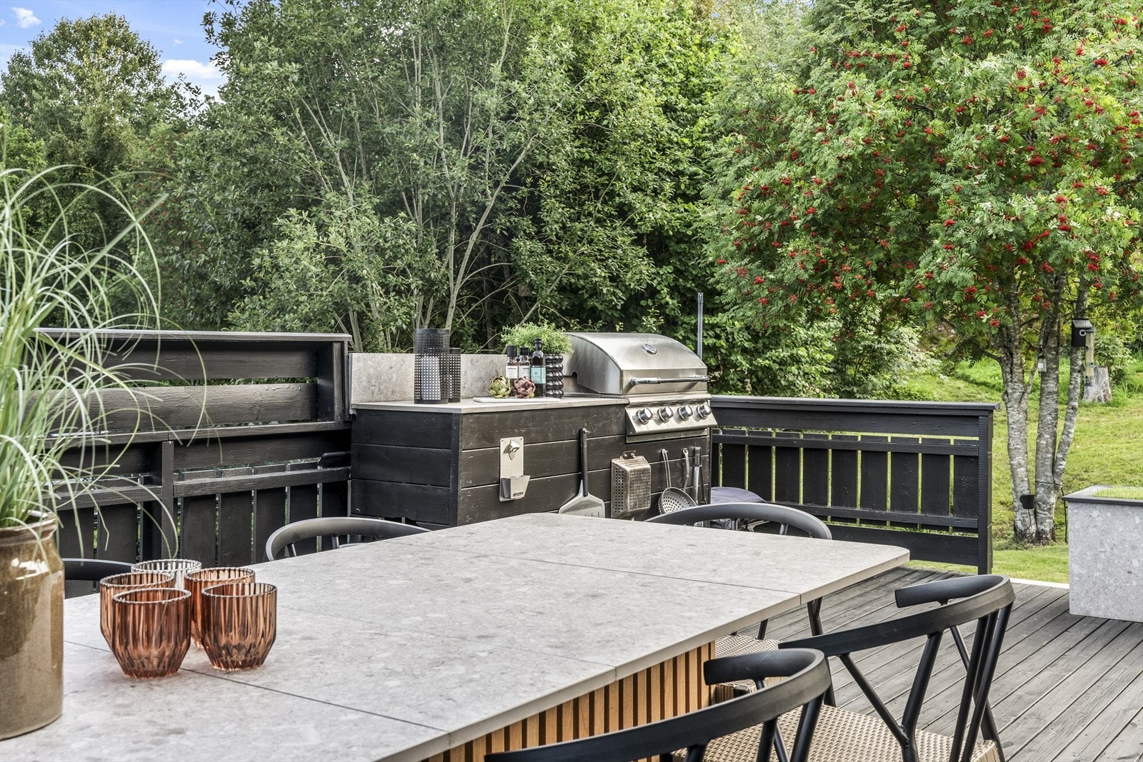 På terrassen er det en plassbygd grill fra Beefeater Galleribilde