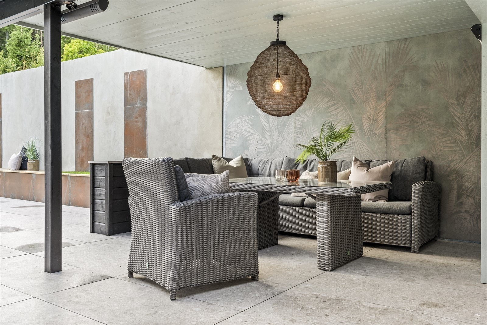 Deler av plattingen er overbygd, og kan fint benyttes selv om være ikke viser seg fra sin beste side Galleribilde