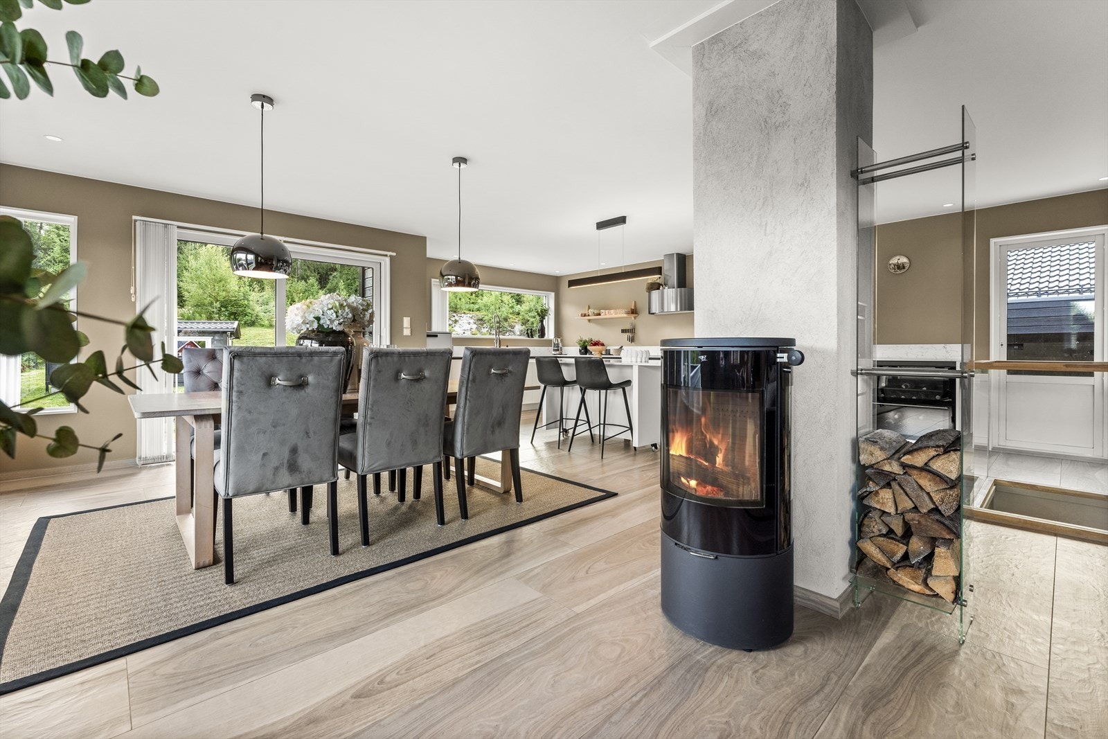 Fra stuen er det utgang til terrasse og videre til hage Galleribilde