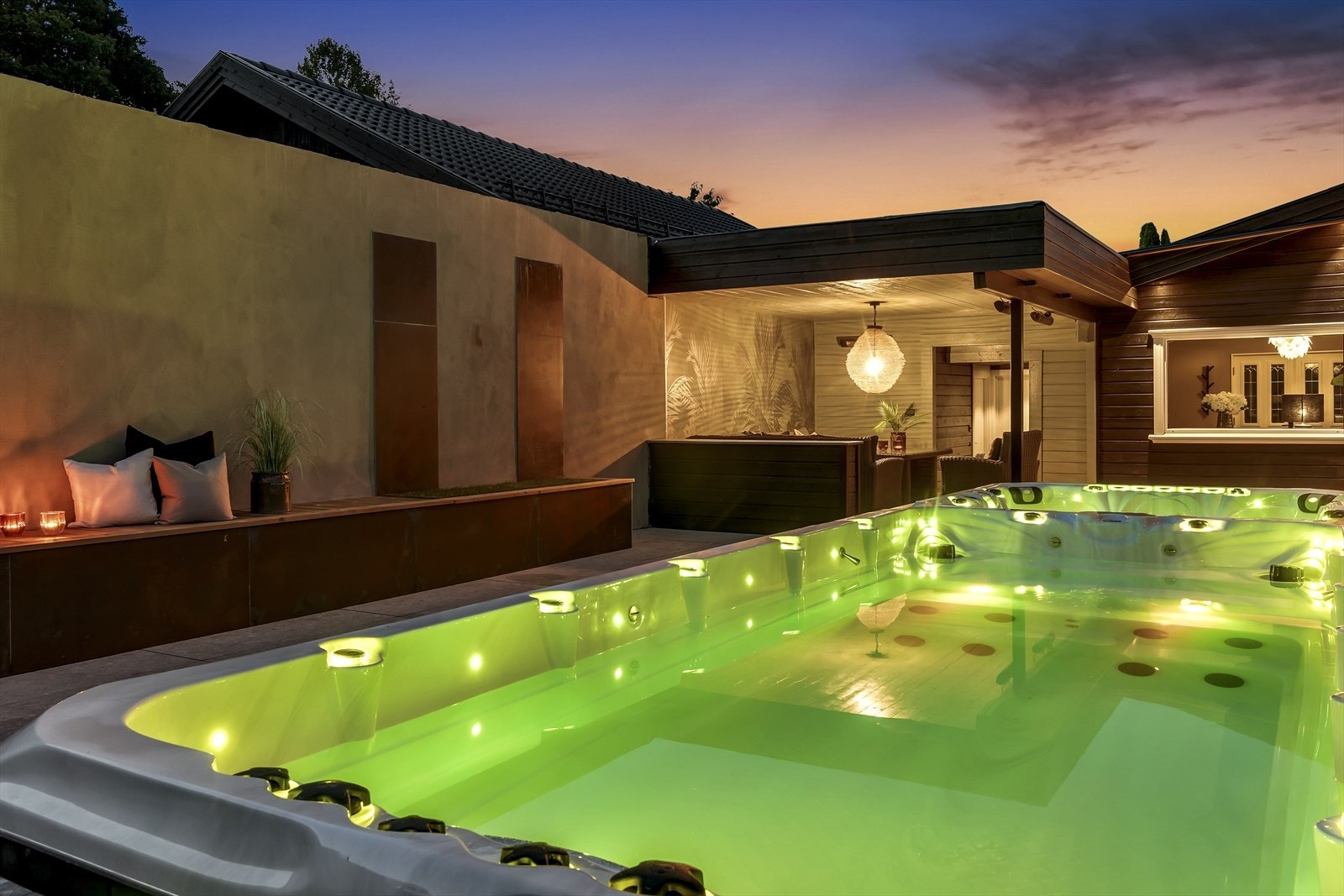 Motstrømsbassenget holder 40 C året rundt, hvis man ønsker det Galleribilde