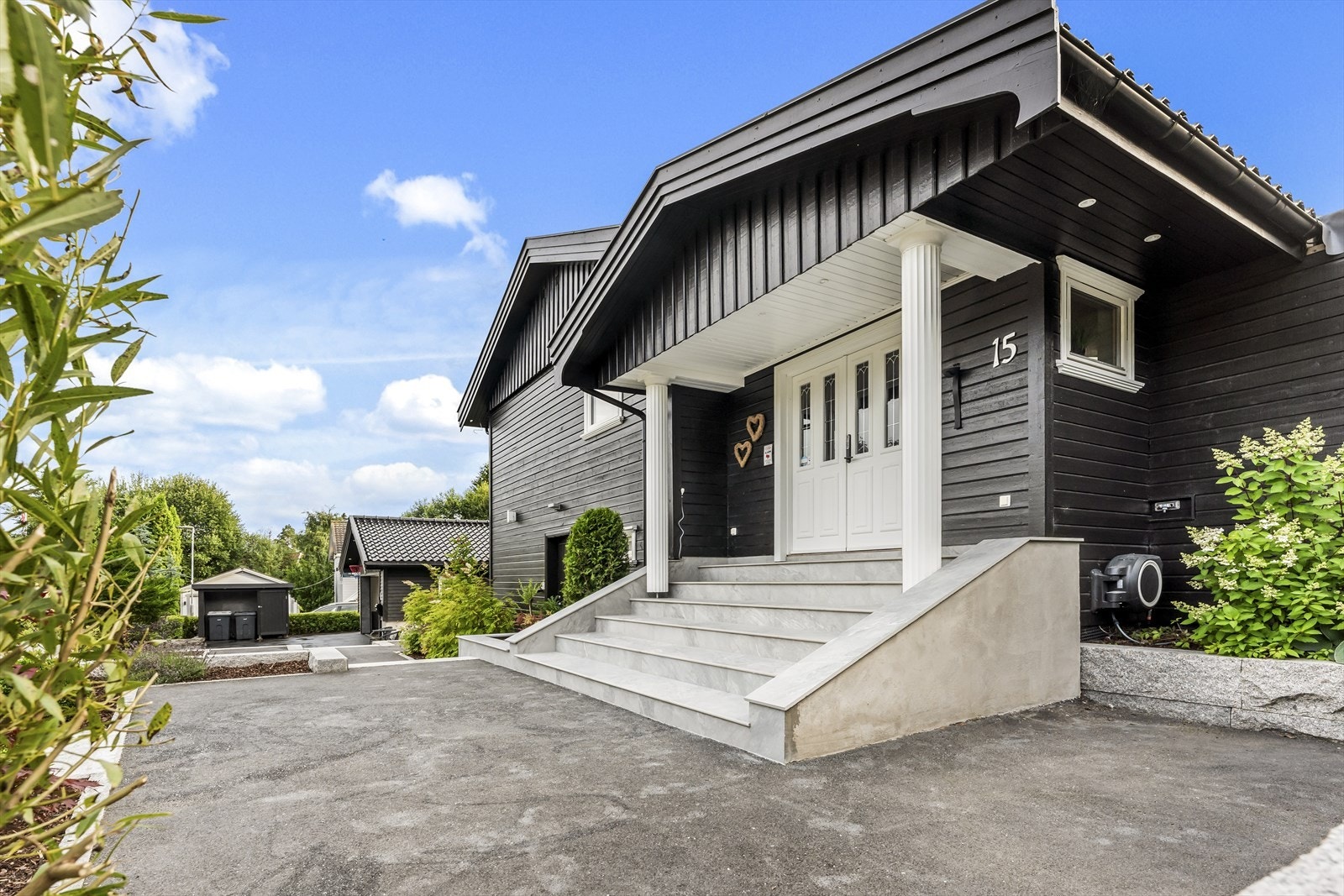 Boligen har et innbydende inngangsparti med dobbeltfløyet dør mot entré/hall Galleribilde