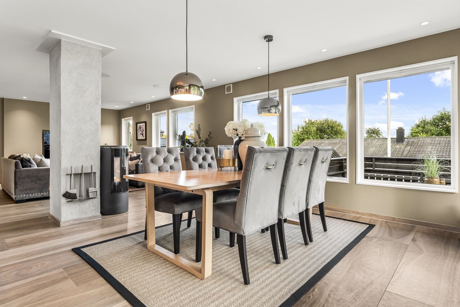 Stuen har god plass til sofagruppe, TV- møblement, spisestue og øvrig ønsket møblement Galleribilde