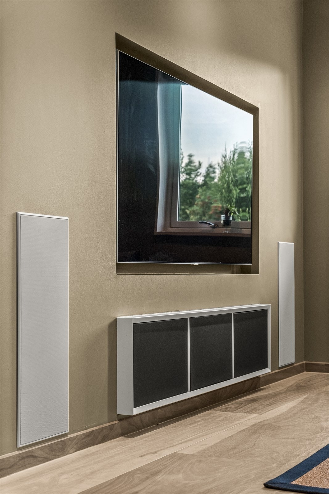 Det er integrert HiFi-anlegg i stue, med Bower & Wilkins bak- og front-høyttalere Galleribilde