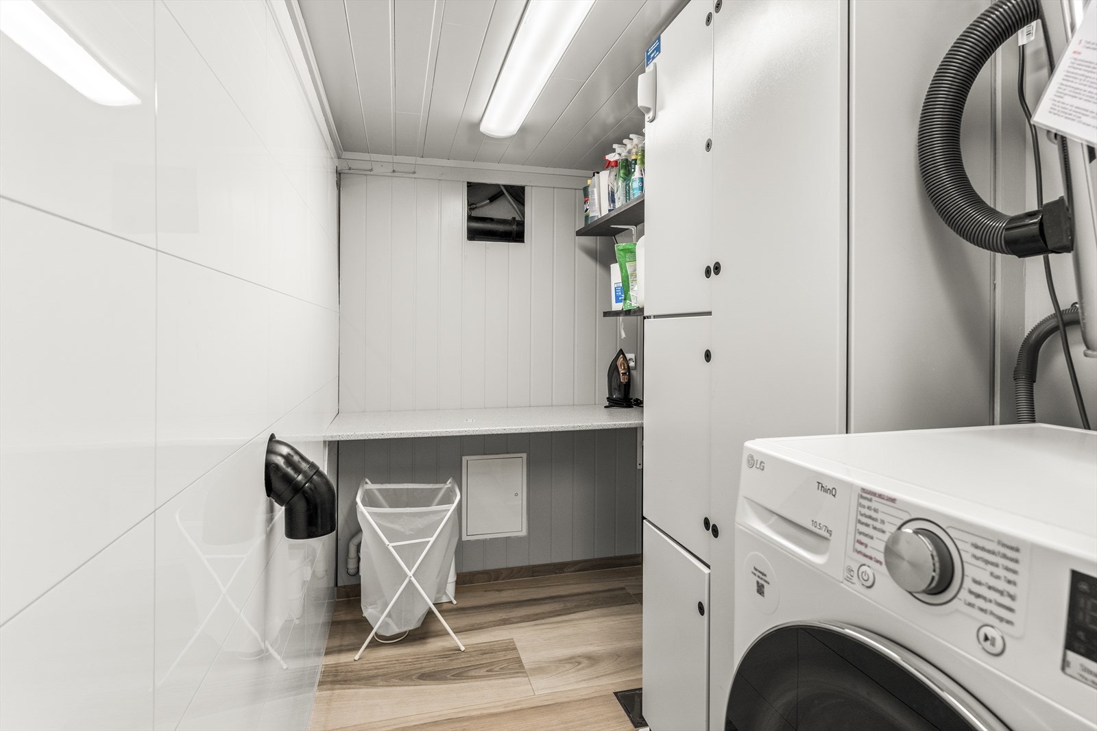 Vaskerom/teknisk rom, med arbeidsbenk og opplegg for vaskemaskin Galleribilde