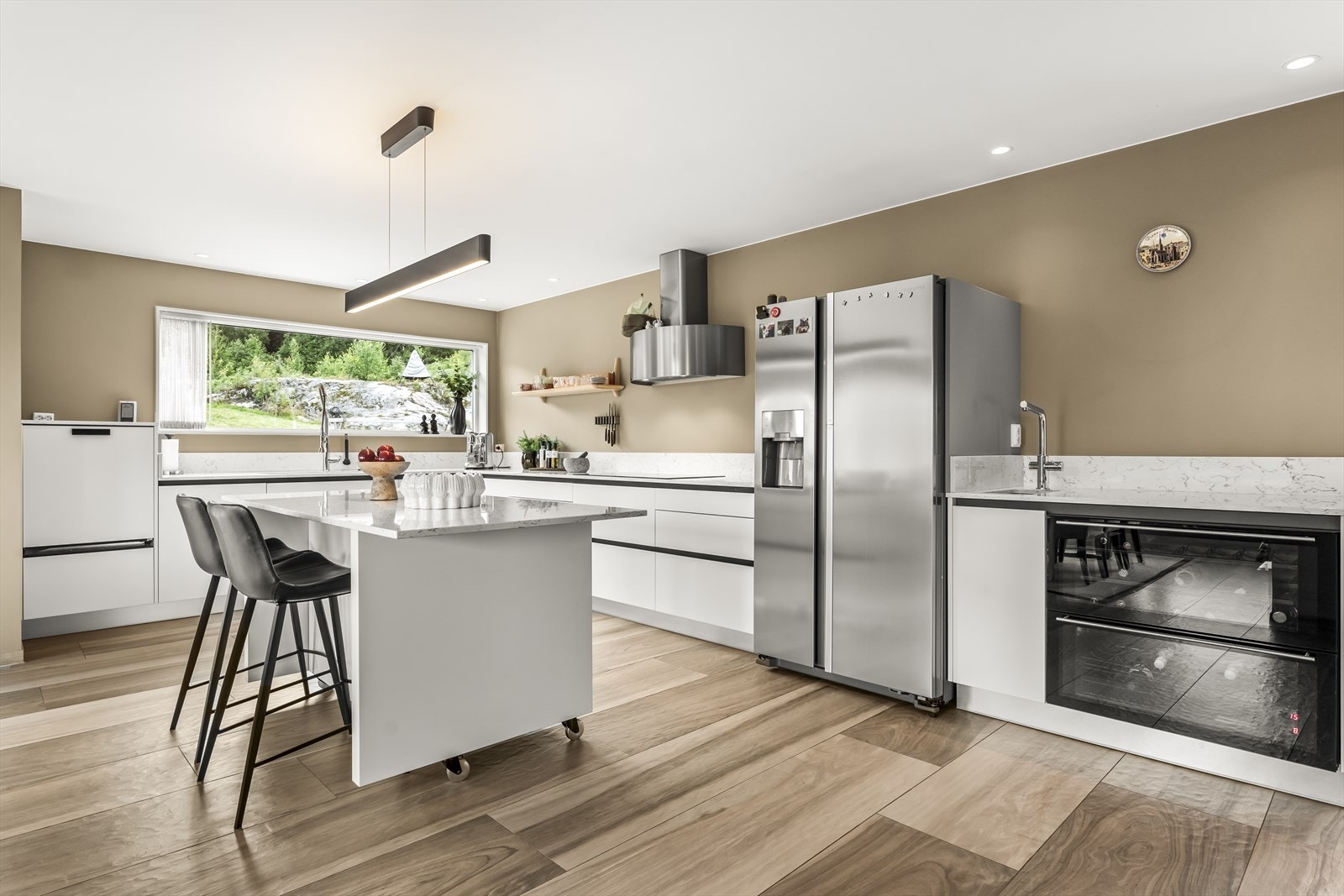 Det er avsatt plass til frittstående side-by-side kjøleskap - øvrige hvitevarer er integrerte Galleribilde