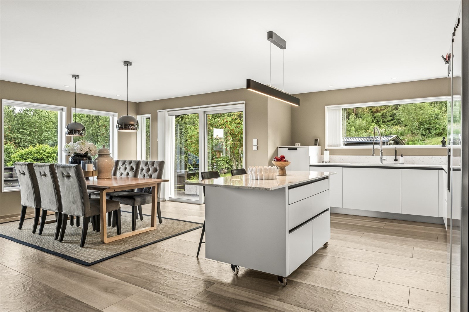 Oppvaskkum i rustfritt stål med ett-greps blandebatteri - i tillegg har kjøkkenet egen kum med Quooker Galleribilde