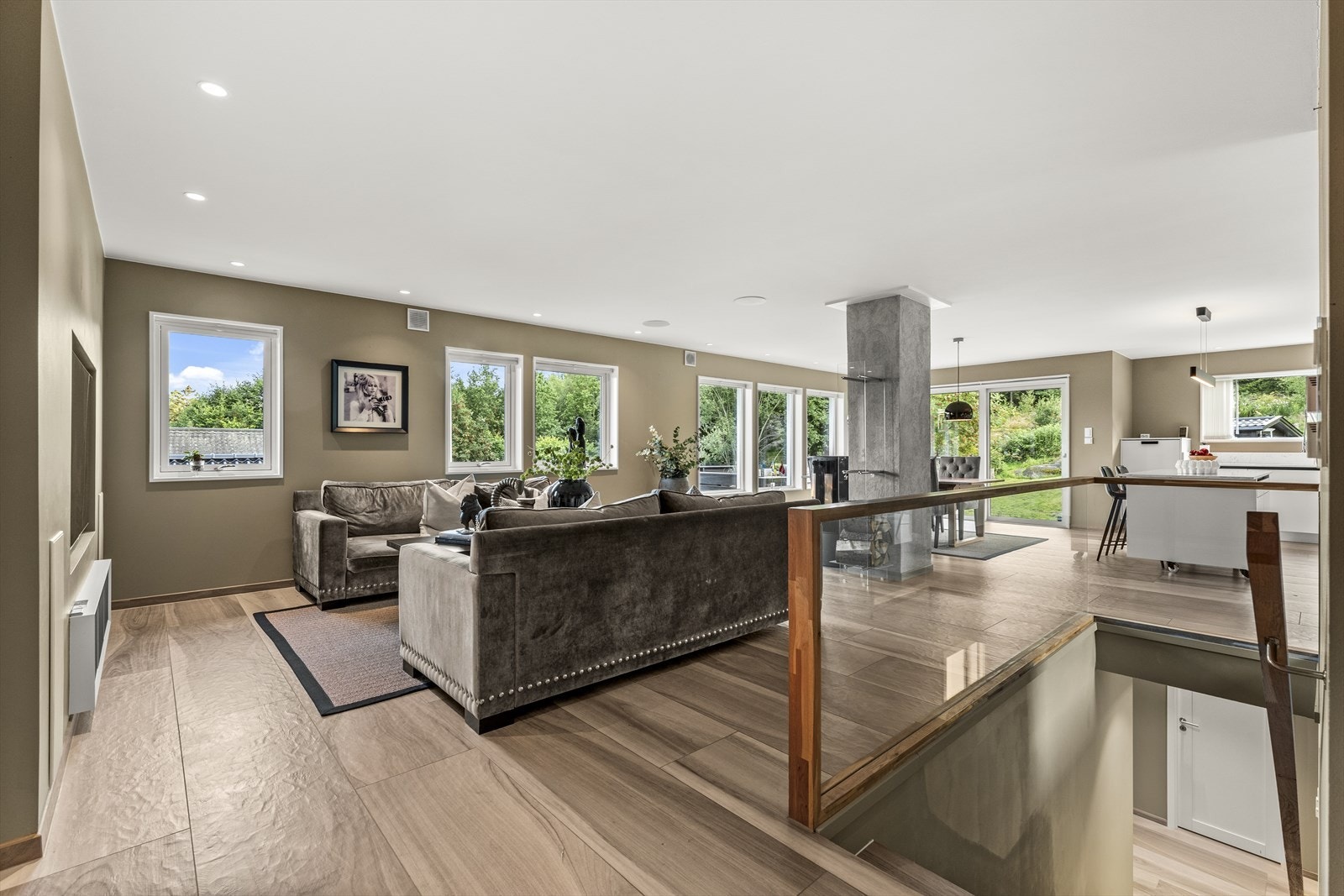 Det er trapp ned til den delen av underetg. som tilhører hovedboligen Galleribilde