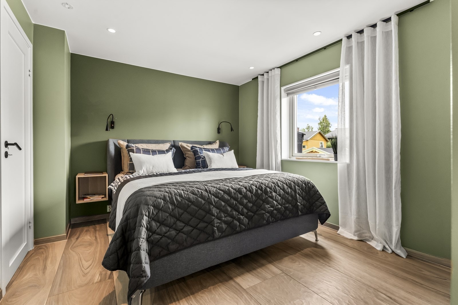 Hovedsoverommet er beliggende i 1. etg., og har god plass til dobbeltseng og tilhørende nattbord Galleribilde