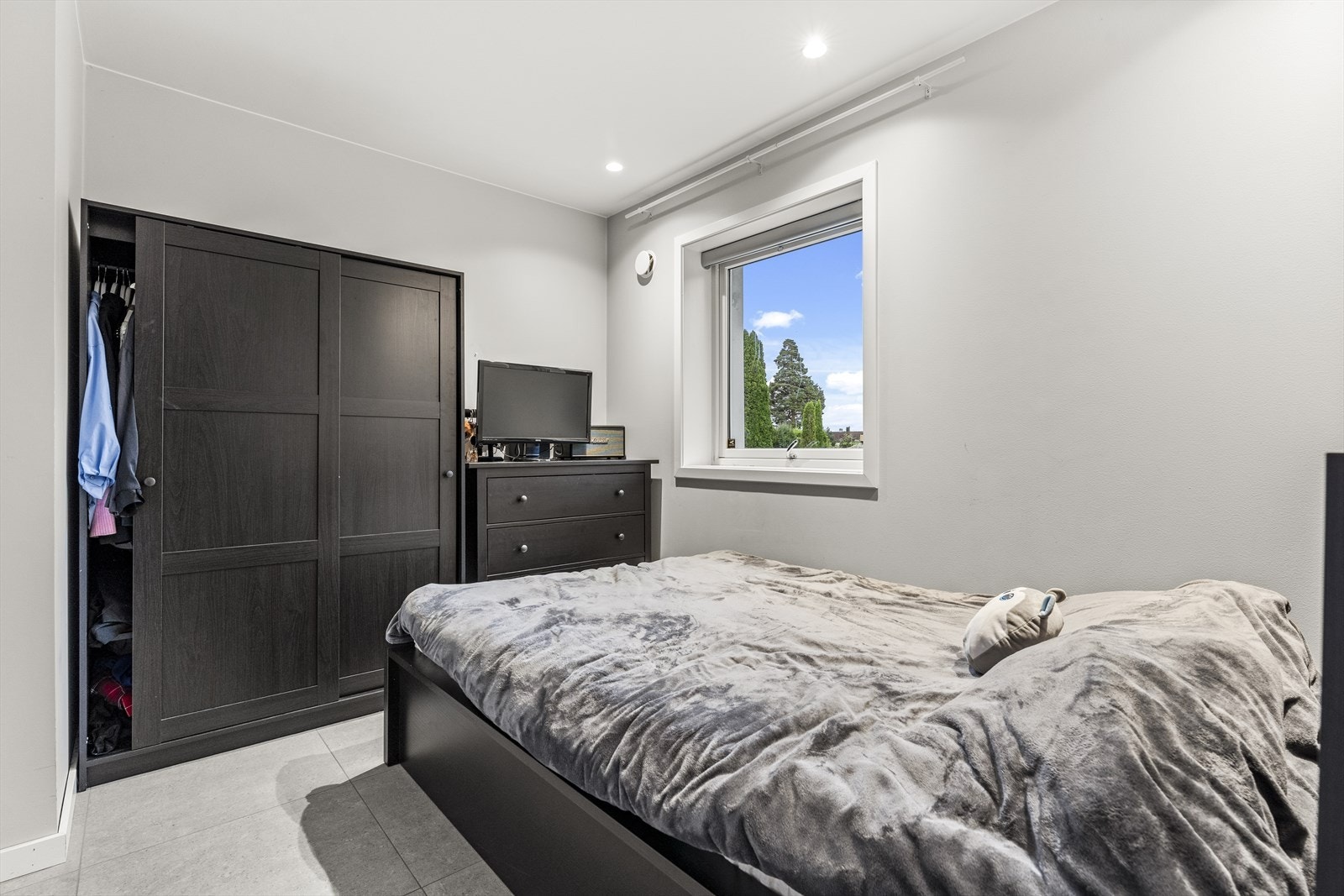 Soverom i utleiedelen - med plass til stor seng og tilhørende nattbord, samt skap og/eller kommode Galleribilde