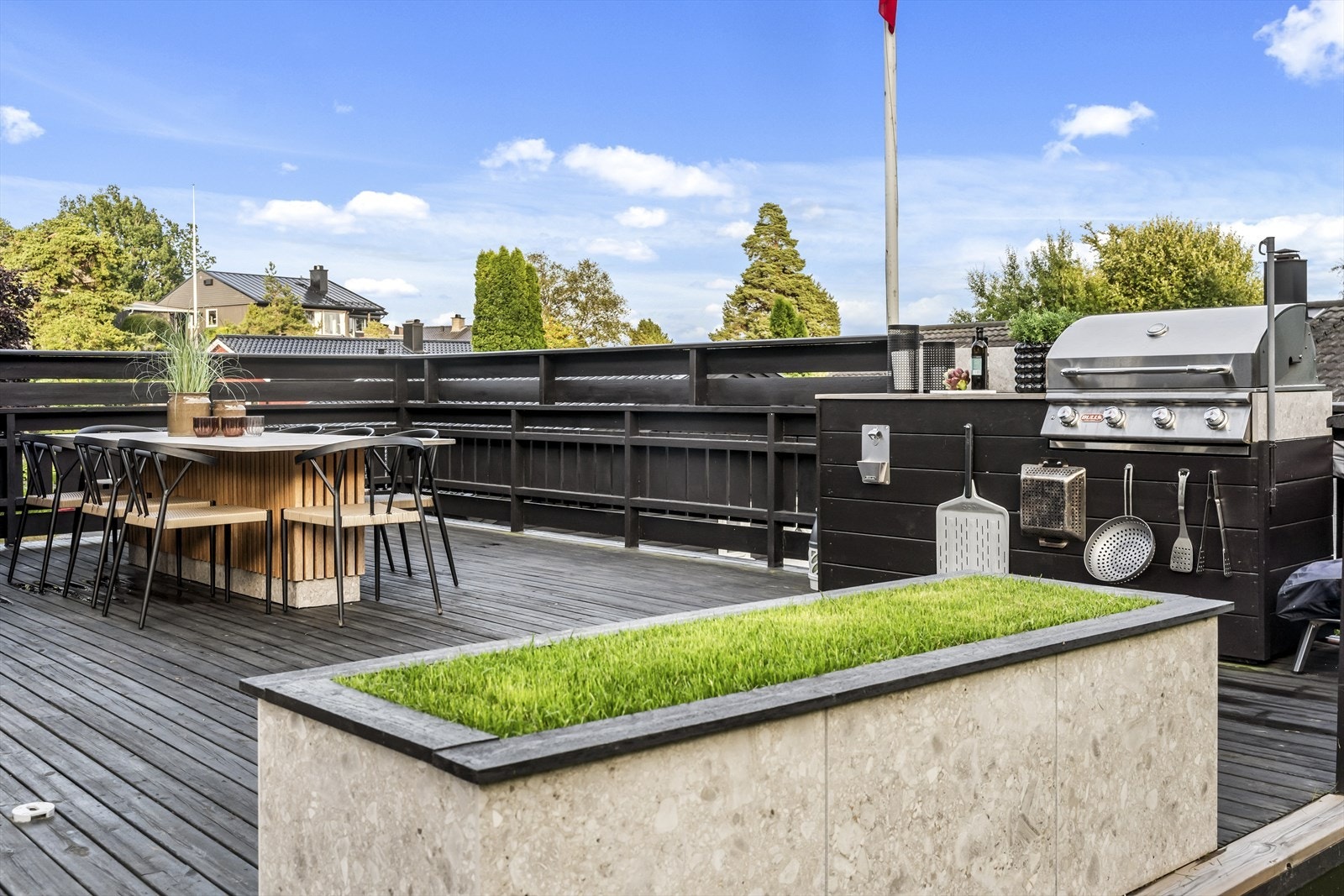 Treterrasse på ca. 60 m² med adkomst fra stuen Galleribilde