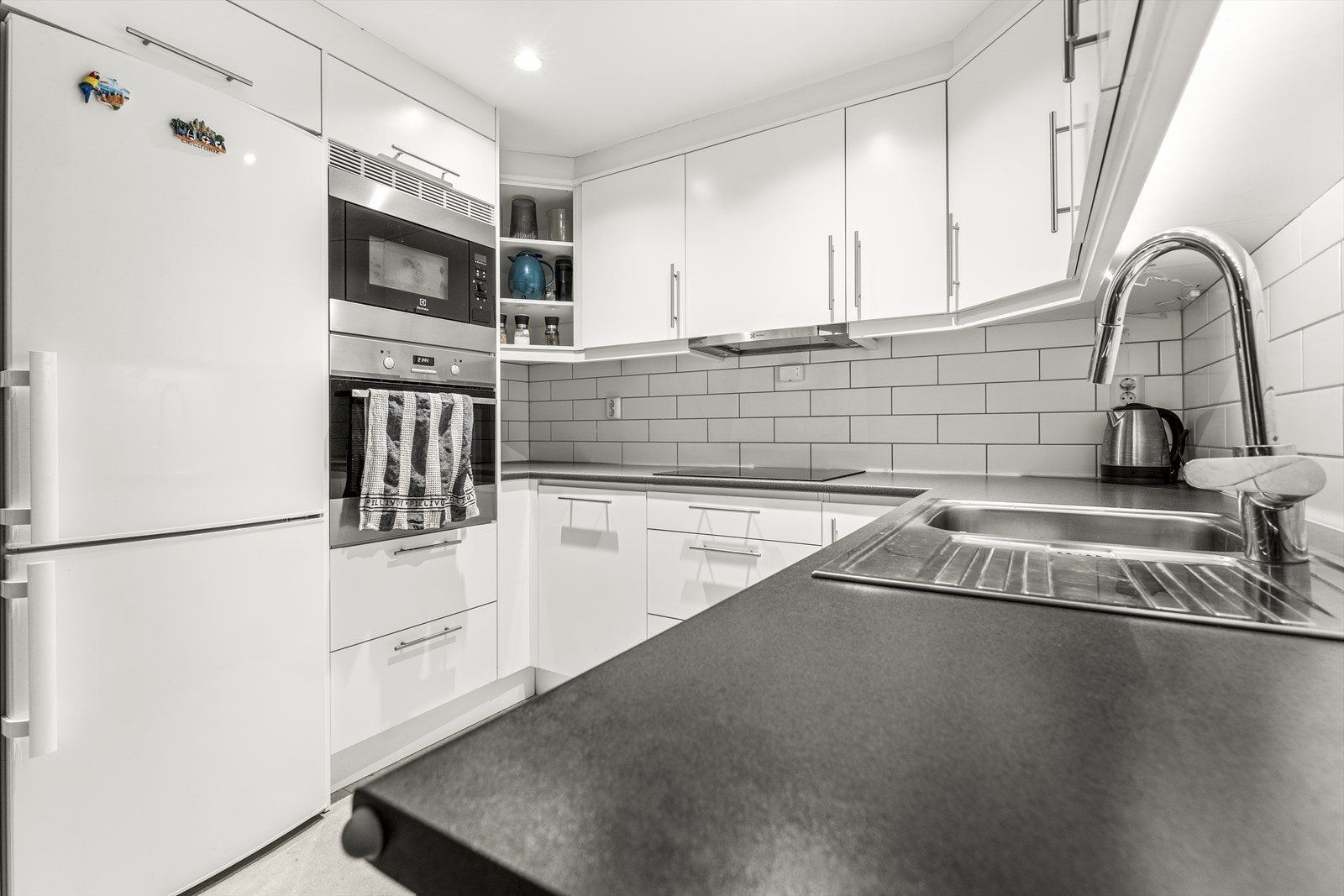 Det er avsatt plass til frittstående kjøle-/fryseskap - øvrige hvitevarer er integrerte Galleribilde