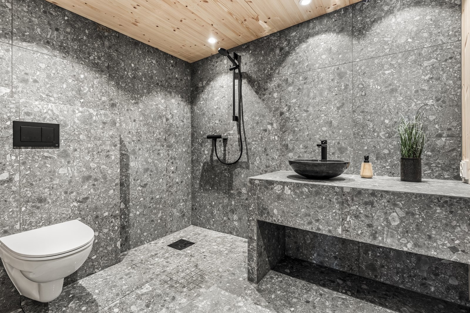 Badet er innredet med dusj, vegghengt wc, samt servantinnredning Galleribilde