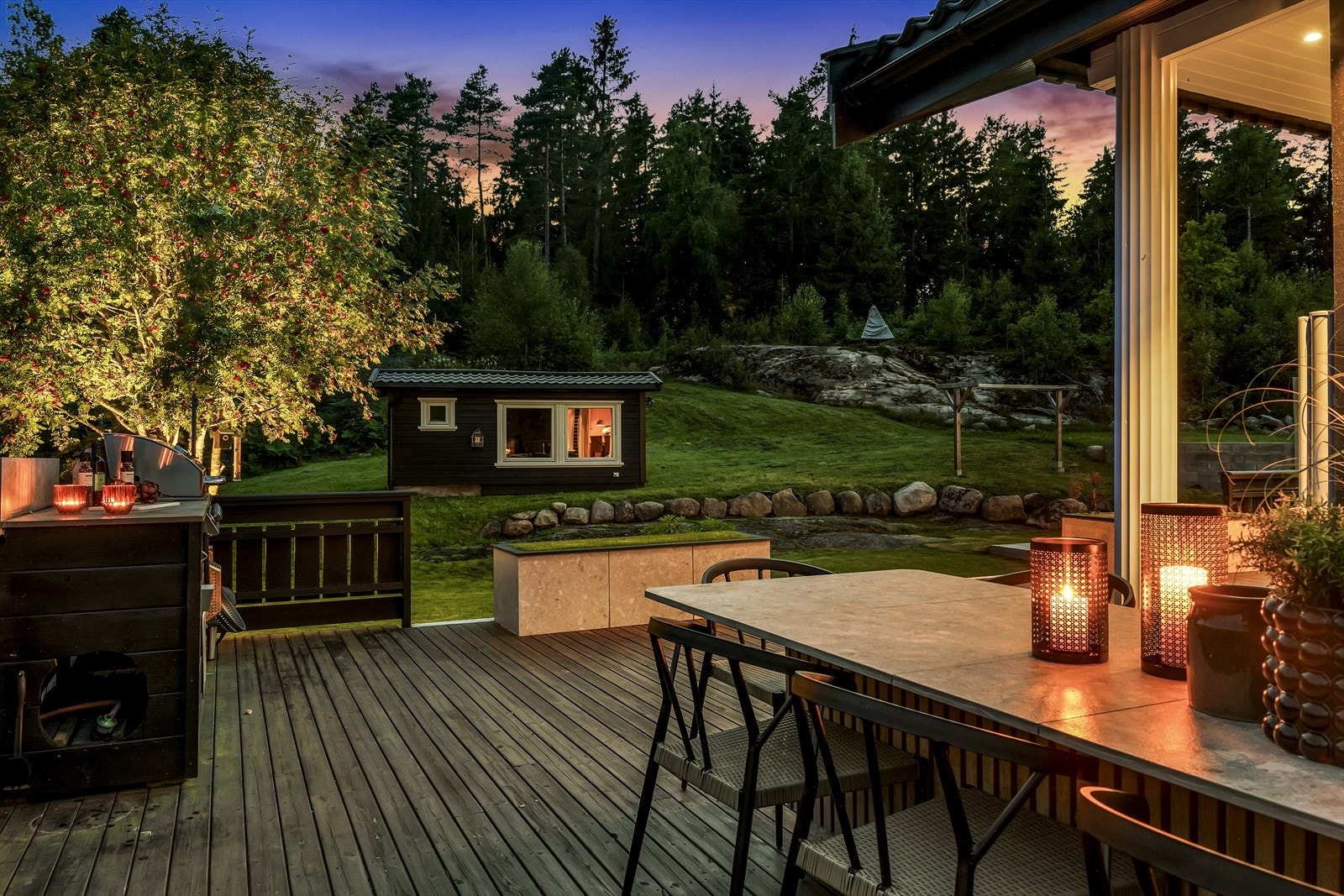 Terrassen har god plass til utemøbler Galleribilde