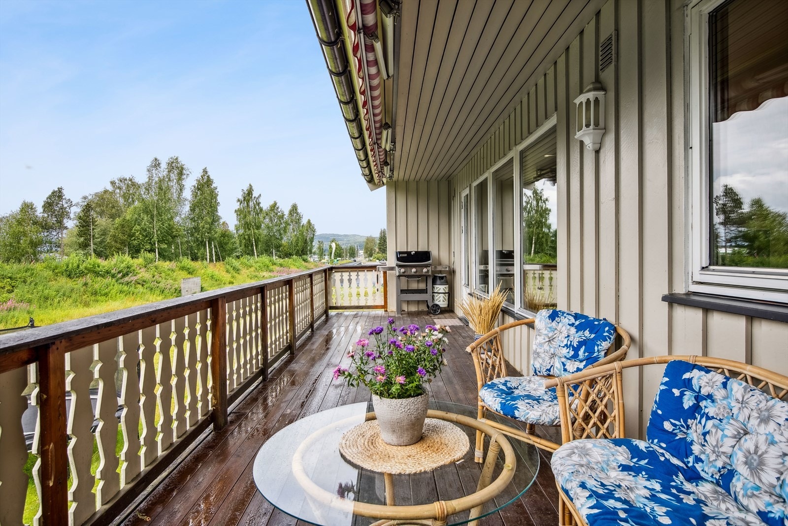 Terrassen ligger sydvestvendt, så her han man solen til langt på kveld. Galleribilde