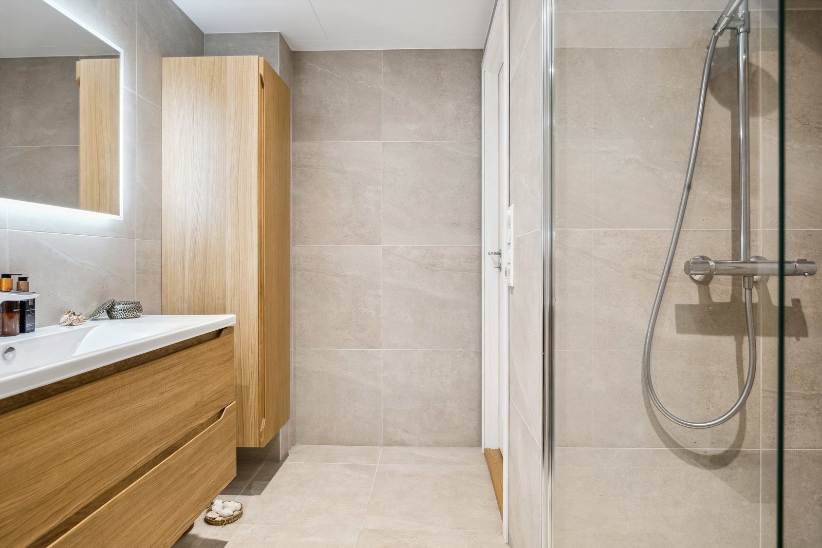 Badet har lekre fliser og innredning i flotte naturfarger. Galleribilde