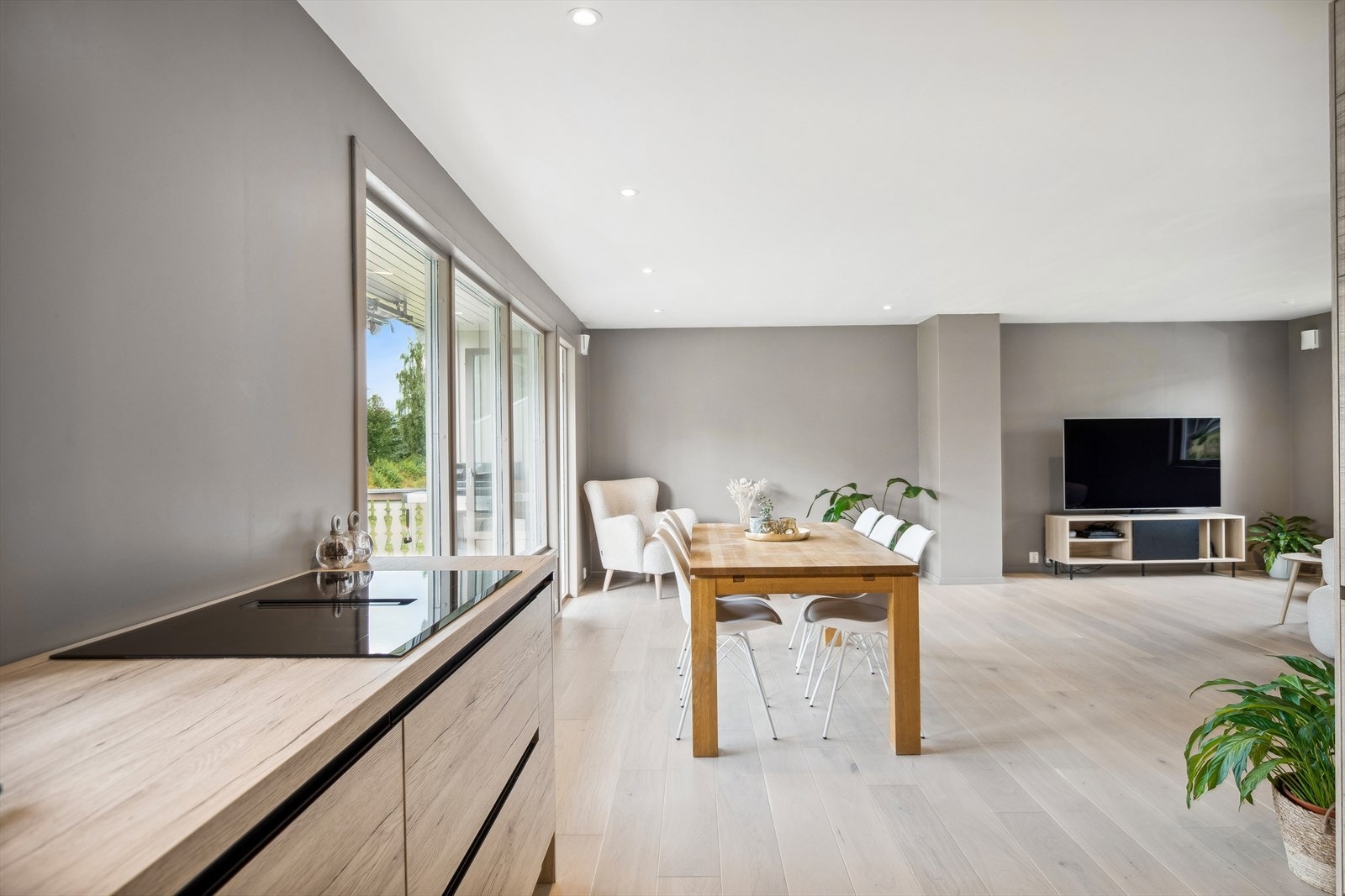 Det er malt slett tak m/downlights i stue, kjøkken og gang i 1 etg. Galleribilde