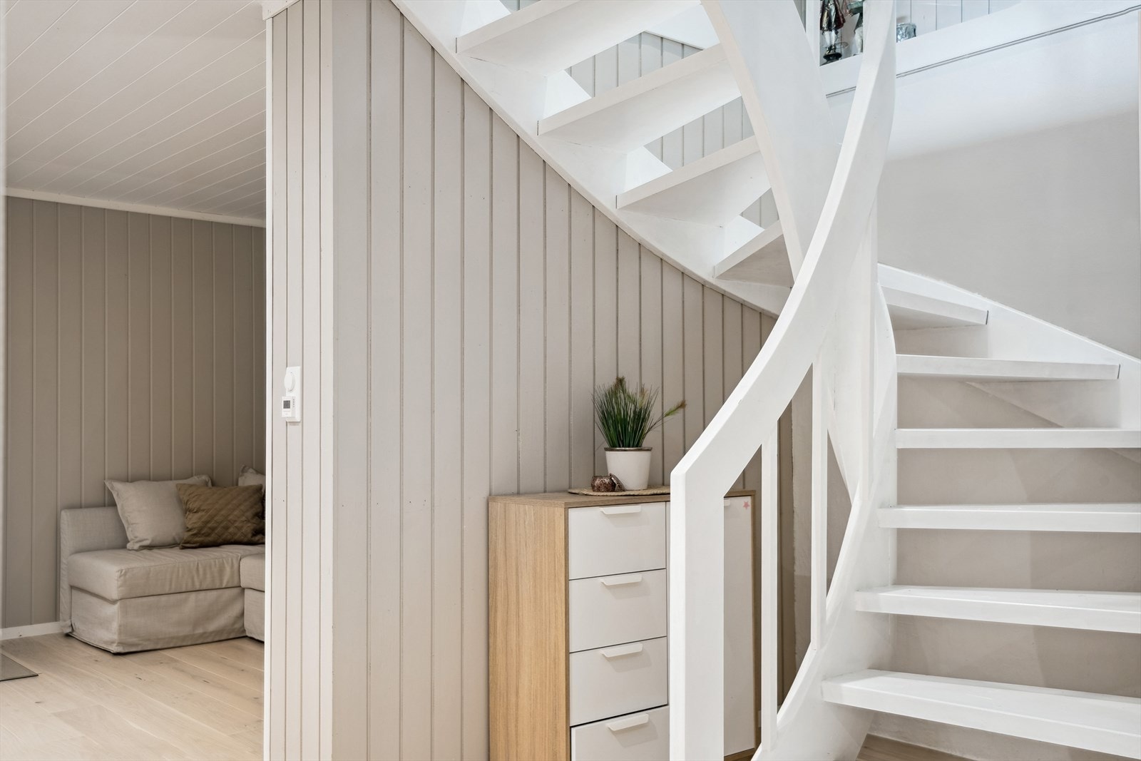 Nede i underetasjen finner man 3 soverom, kjellerstue og bad. Galleribilde