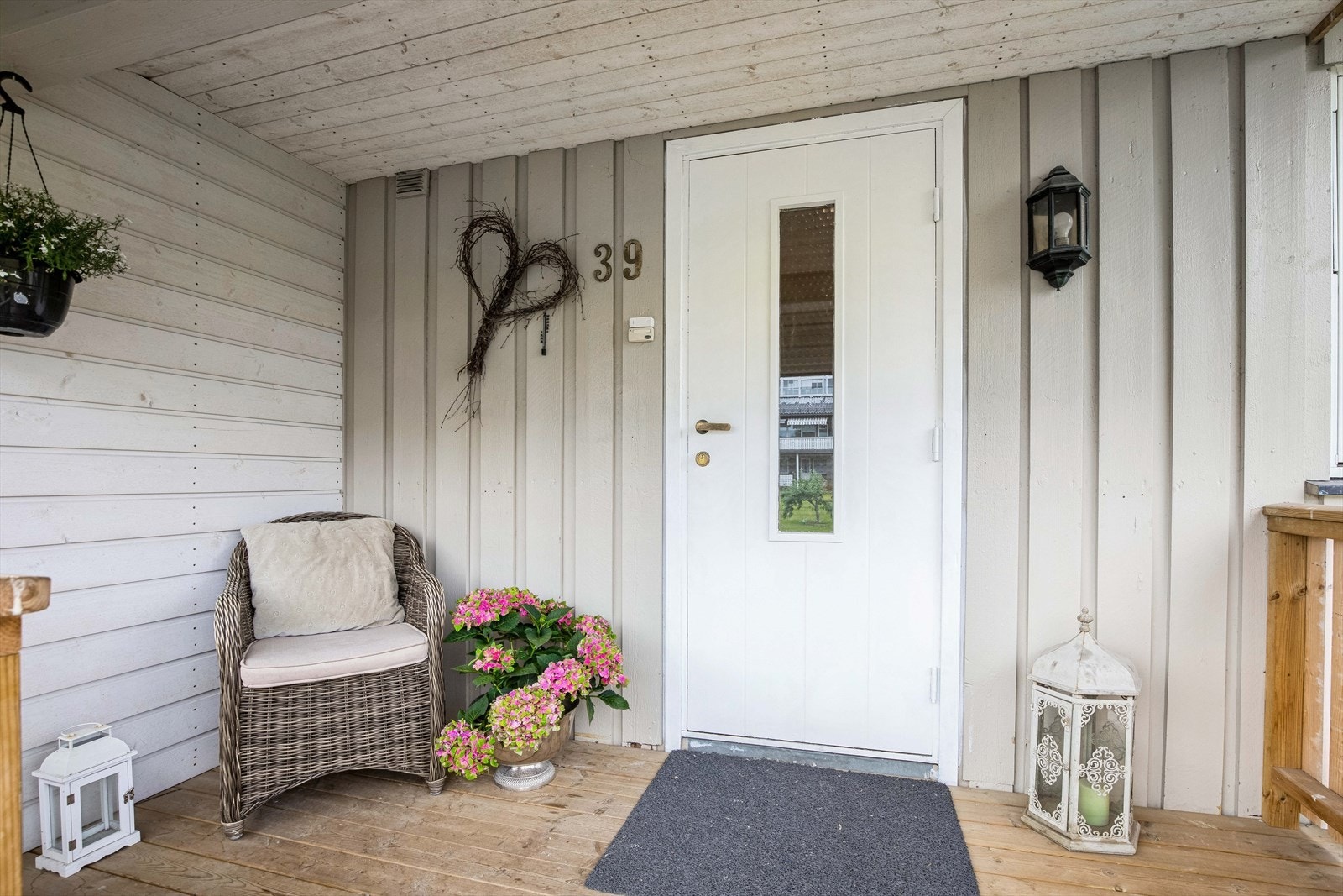 Hyggelig, overbygget inngangsparti. Galleribilde