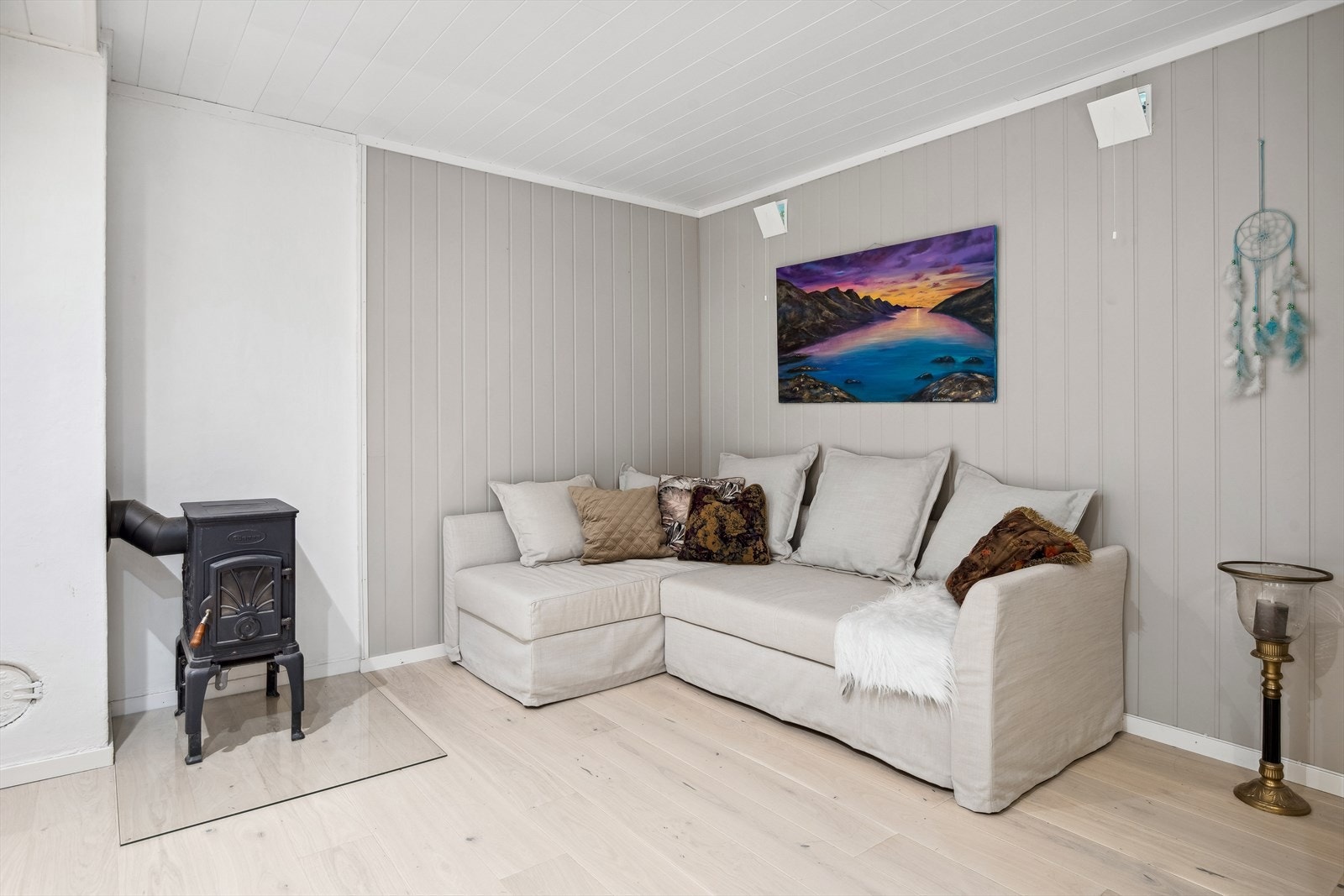 Koselig kjellerstue med vedovn. Galleribilde