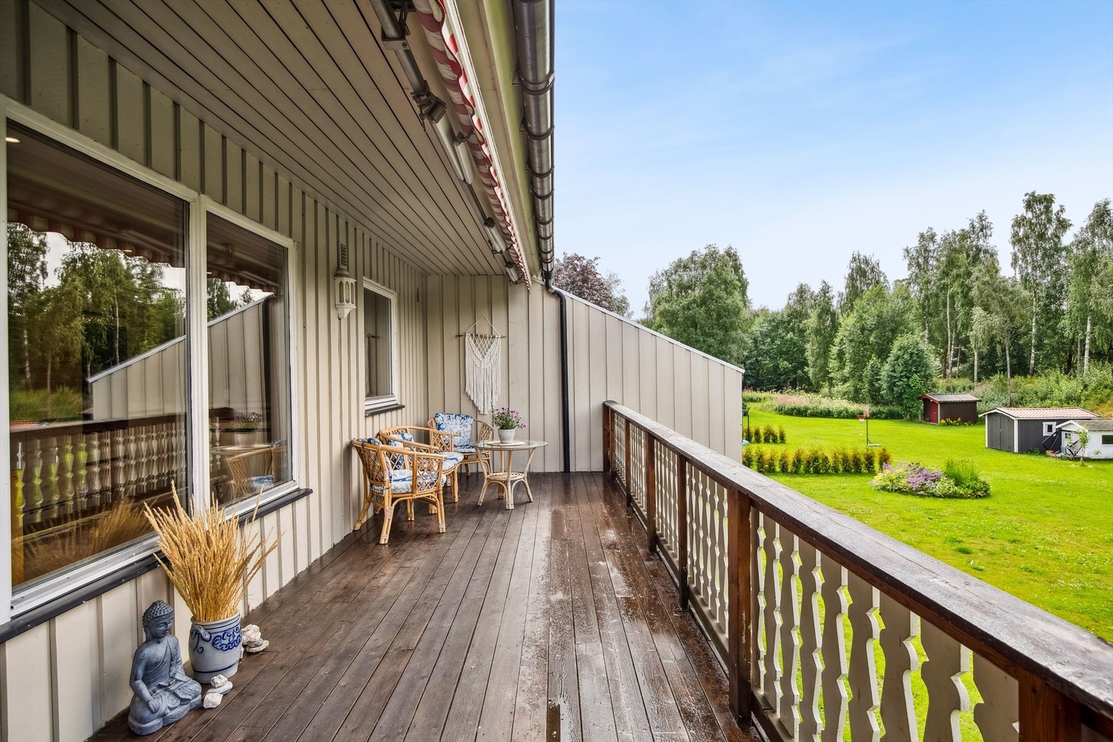Utenfor stuen er en romslig terrasse. Galleribilde