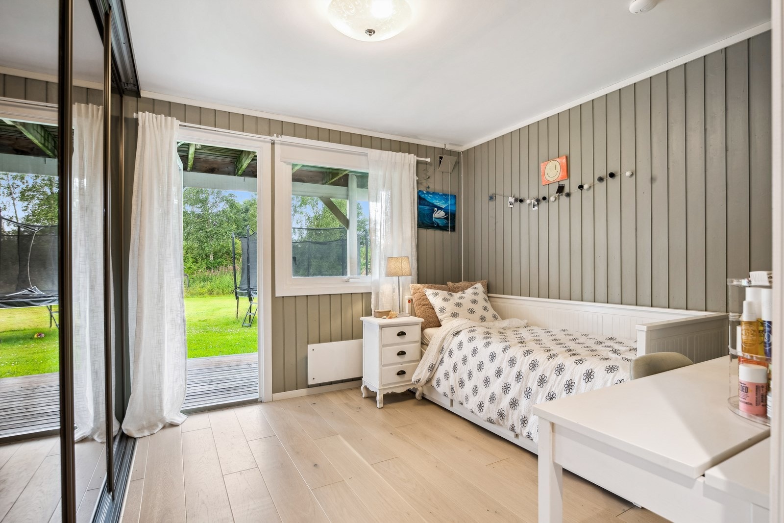 Hovedsoverom med skyvedørsgarderobe og utgang til hagen. Galleribilde