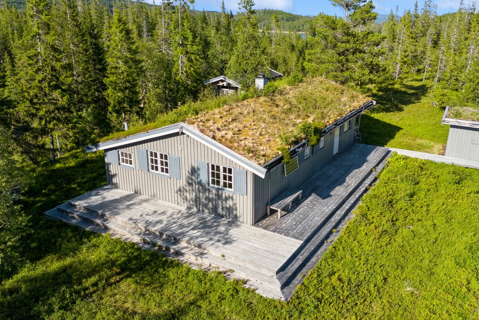 Hyttetun på fjellet. Perfekt beliggenhet for jakt- og fiske. Galleribilde