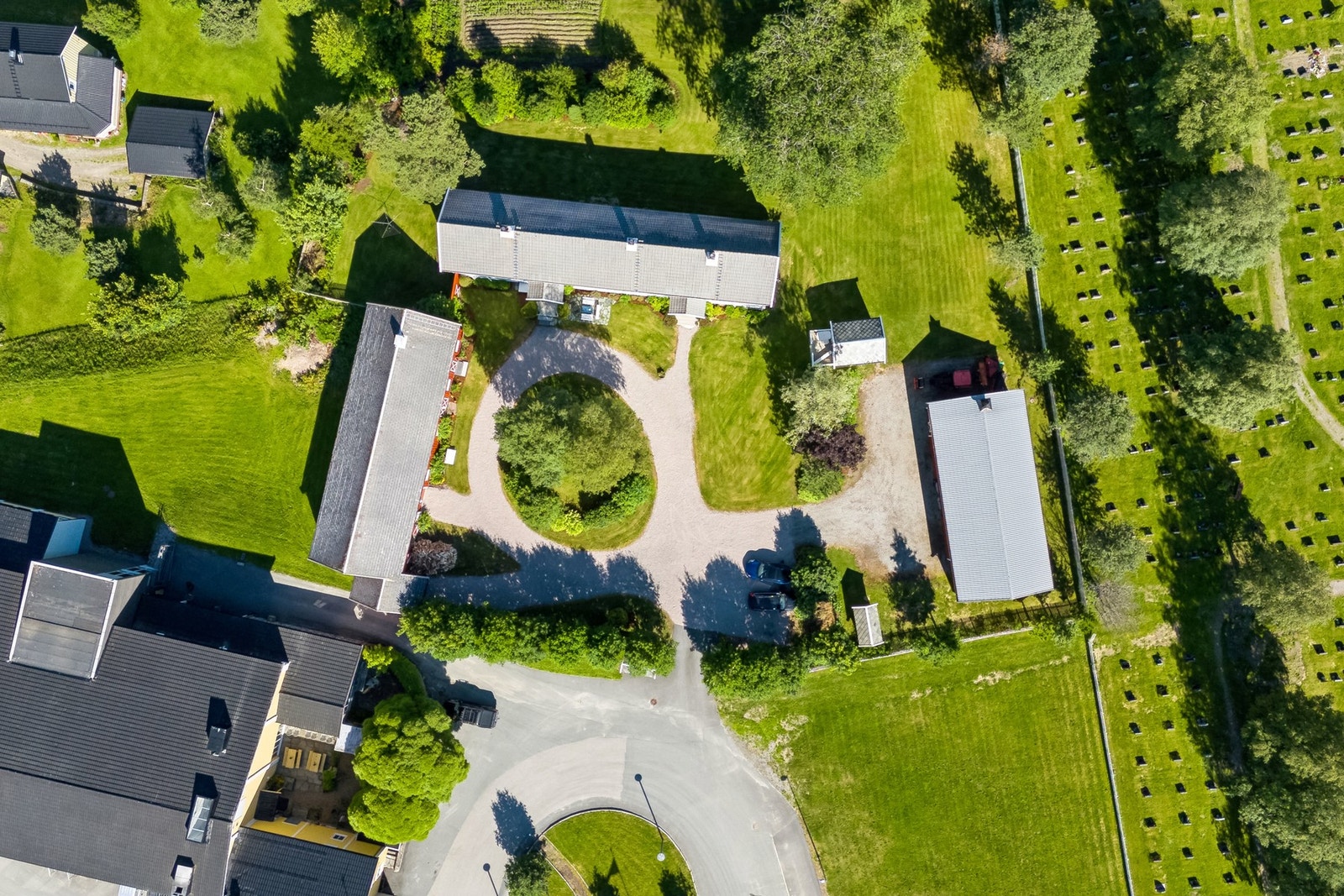 Dronefoto - oversiktsbilde av tun og bygninger. Galleribilde