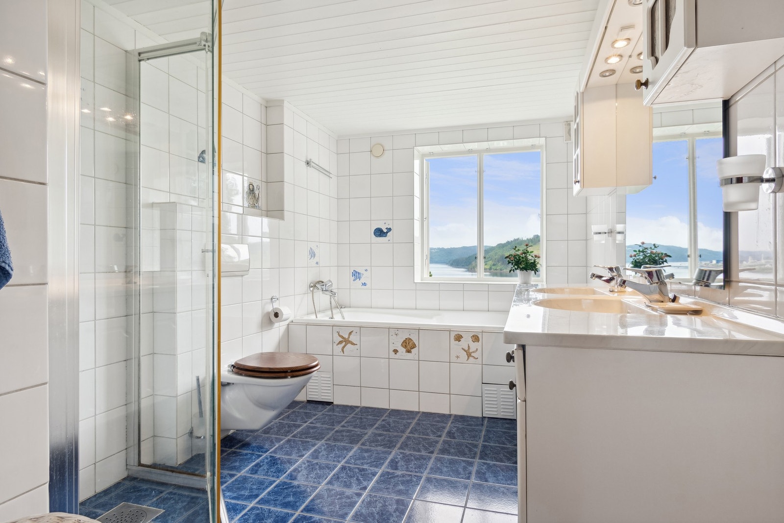 Bad med boblebadekar, dusj og dobbel servant. Galleribilde