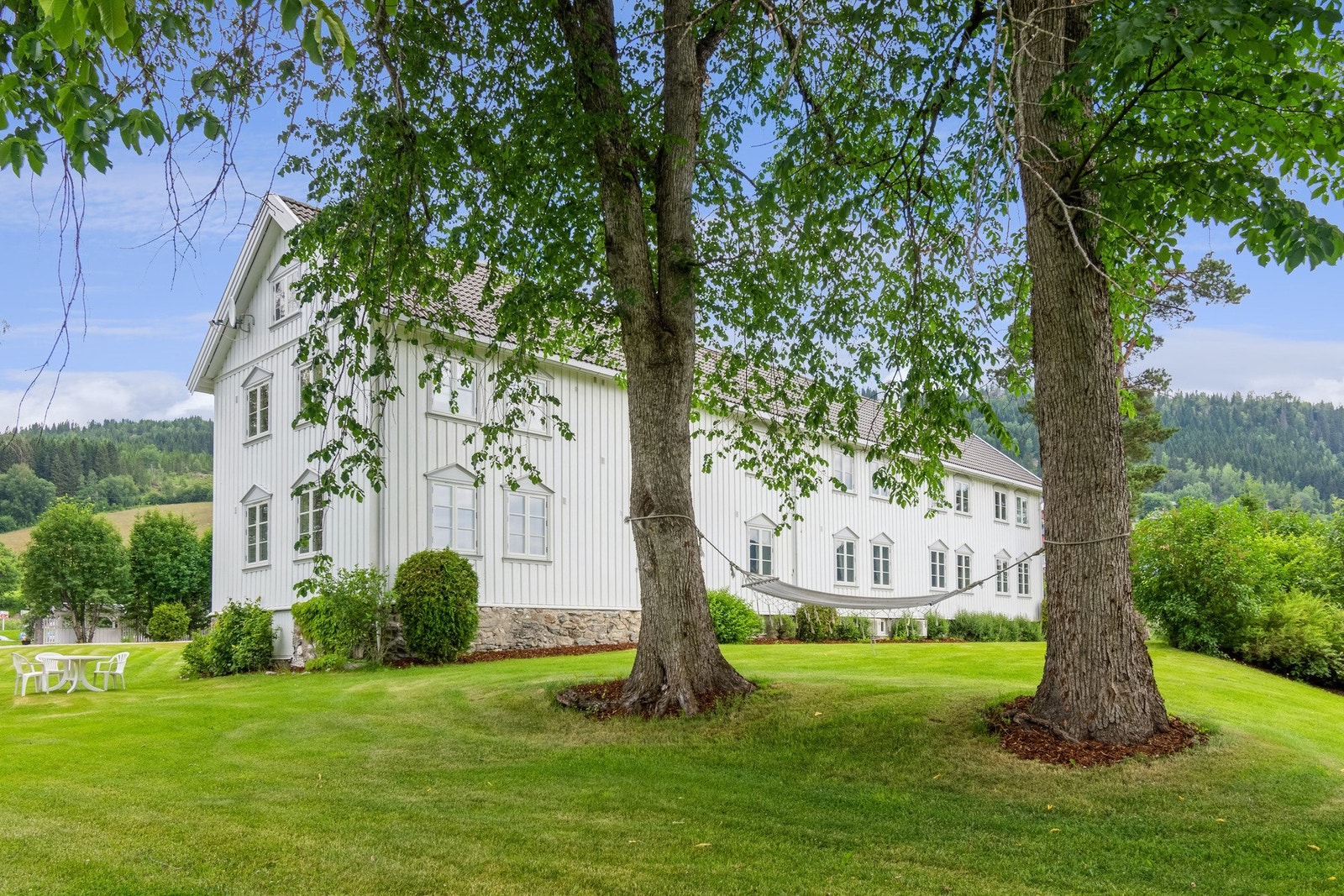 Det et storslått og velholdt hageanlegg på eiendommen. Galleribilde