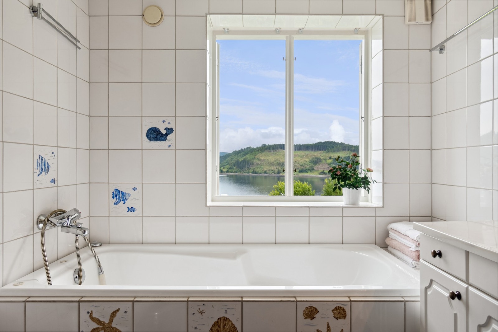 Bad 2. etg. hovedleillighet. Badekar med boblebad. Galleribilde