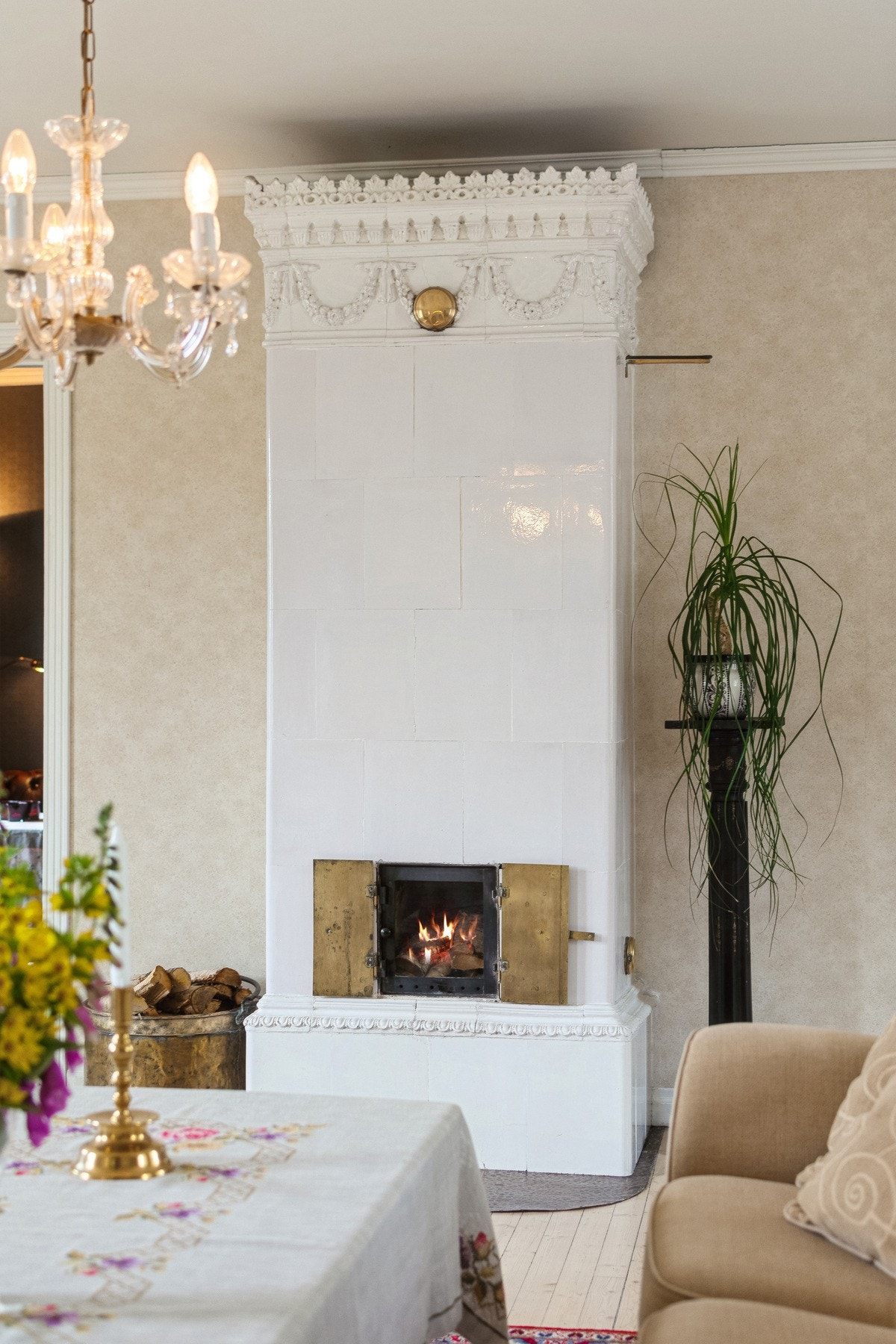 Det er en meget flott kakkelovn i hovedstua på Malm Gård. Galleribilde