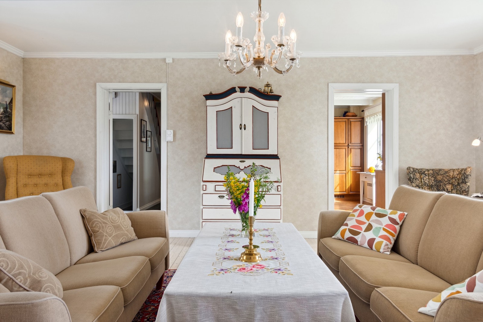 Hovedstue. Fint innredet. Kraftig profilerte lister og orginale tregulv. Galleribilde