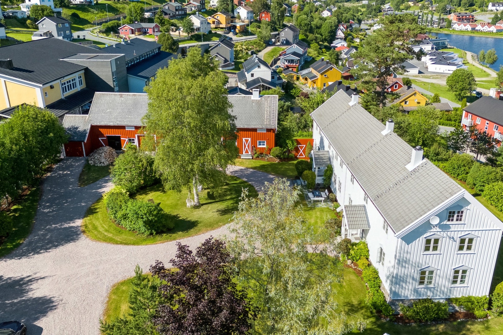 Malm Gård med sitt flotte tun og bygninger. Galleribilde