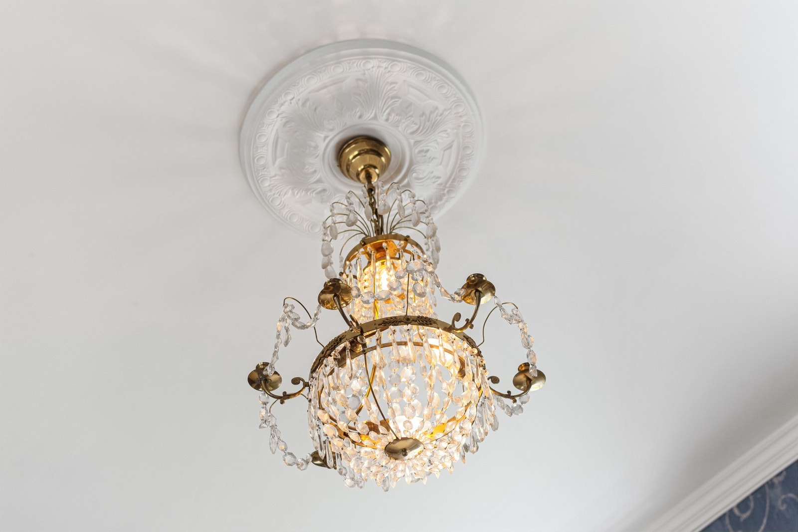 Lysekrone med stukkatur i taket. Galleribilde