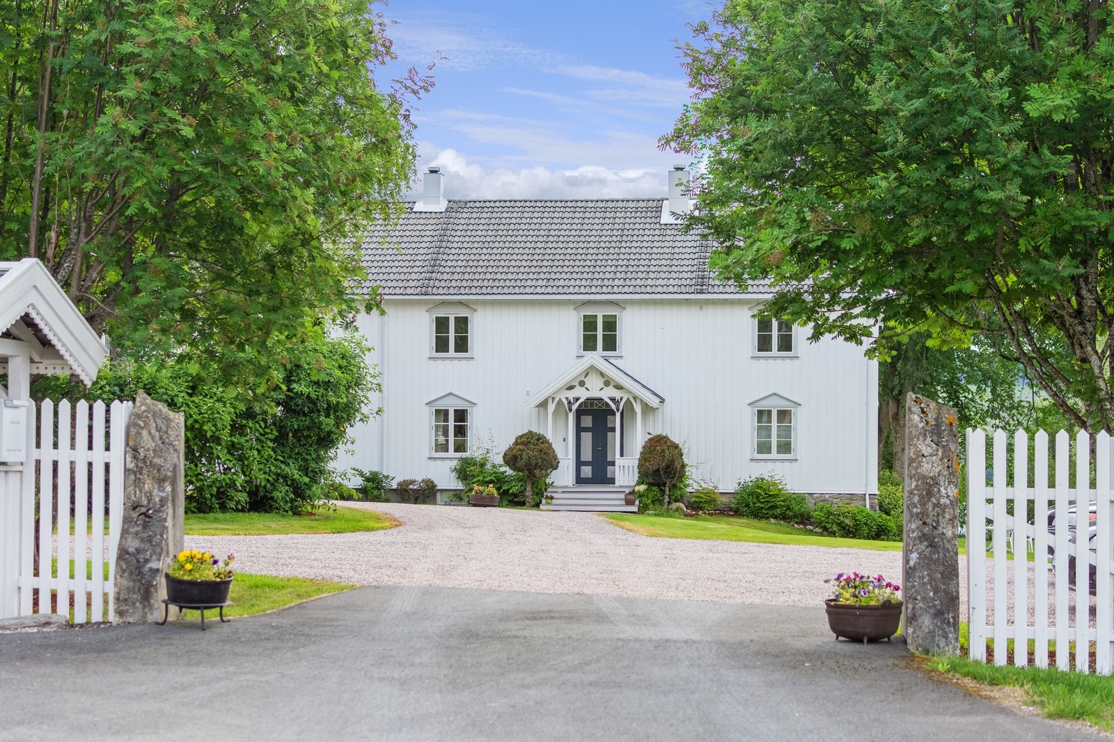 Inngangsportalen og innkjøringen til ærverdig Malm Gård. Galleribilde