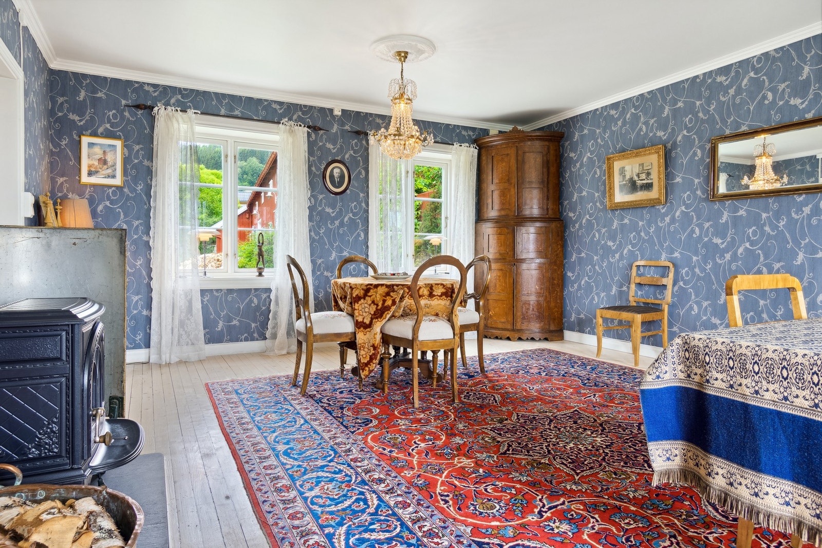 Finstua på Malm Gård. Stukkatur i taket, herlig kongeblå tapet på vegger. Galleribilde