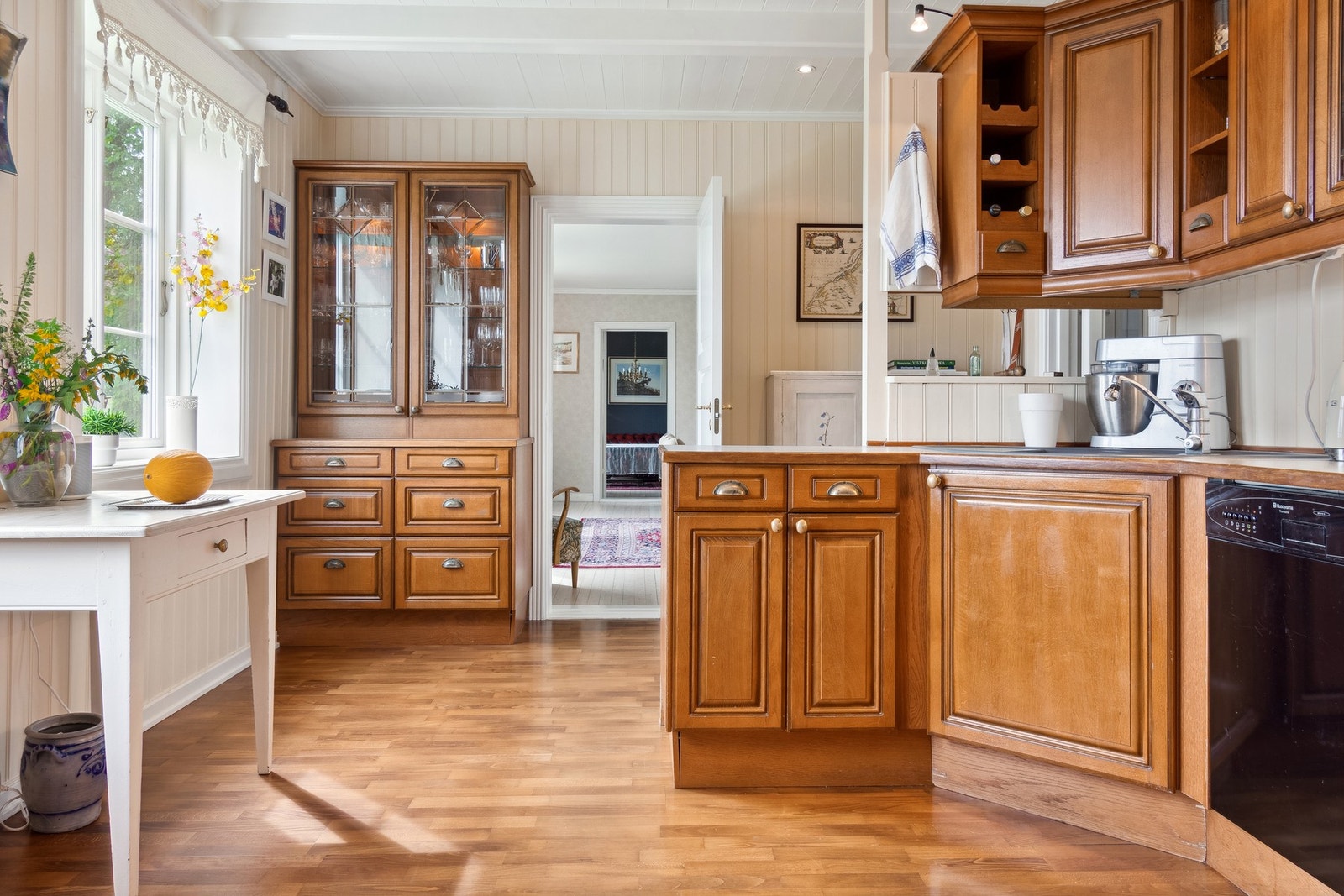 Kjøkken i hovedleilighet har integrerte hvitevarer. Galleribilde