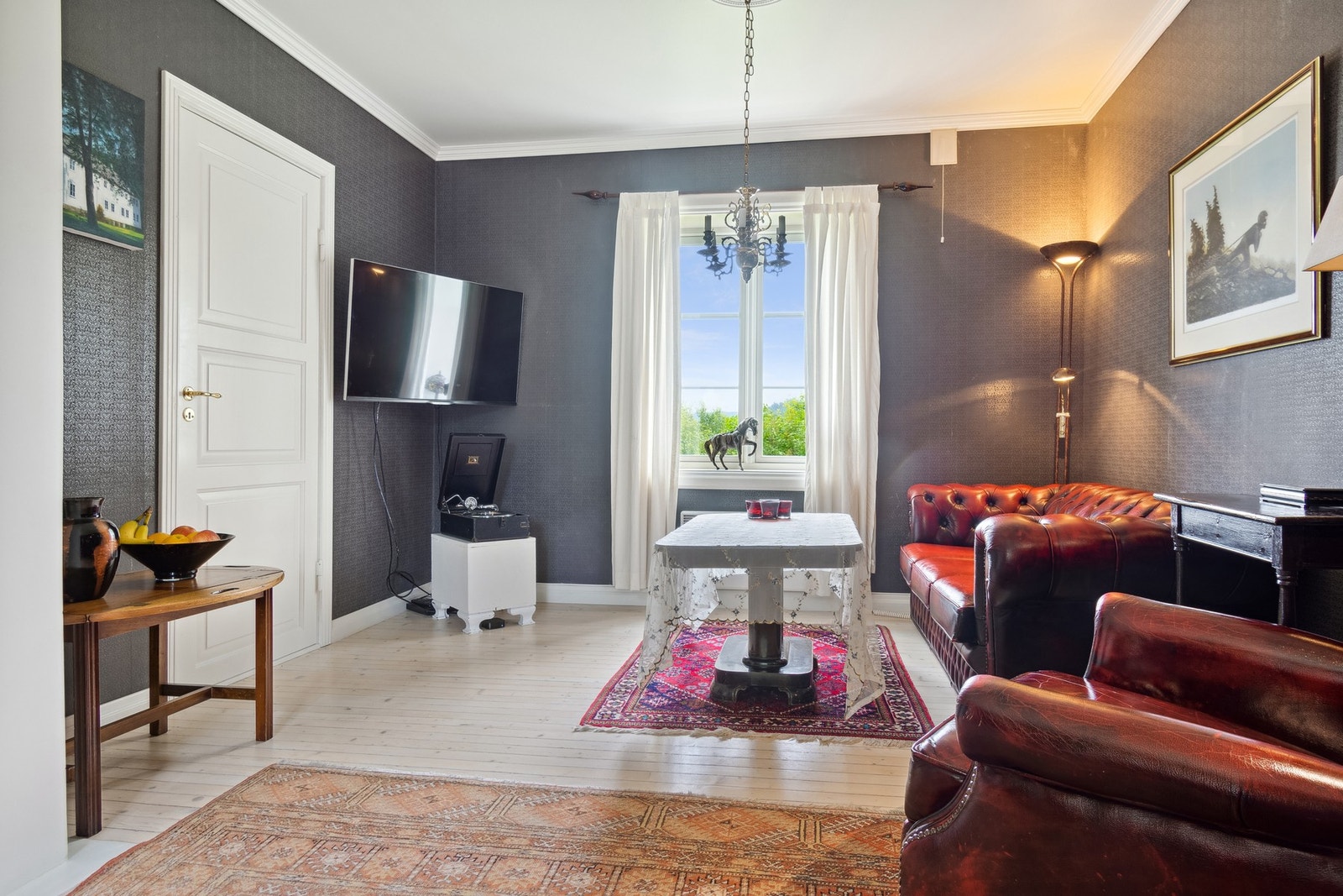 Tv stua har mørke, duse farger. Galleribilde