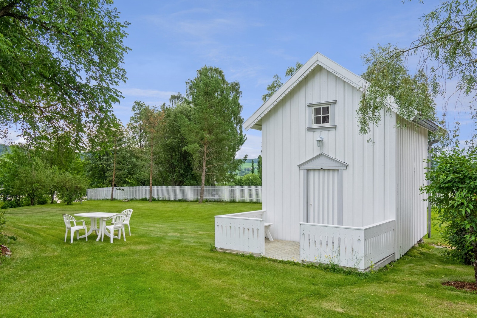 Stabbur og hageanlegg. Galleribilde