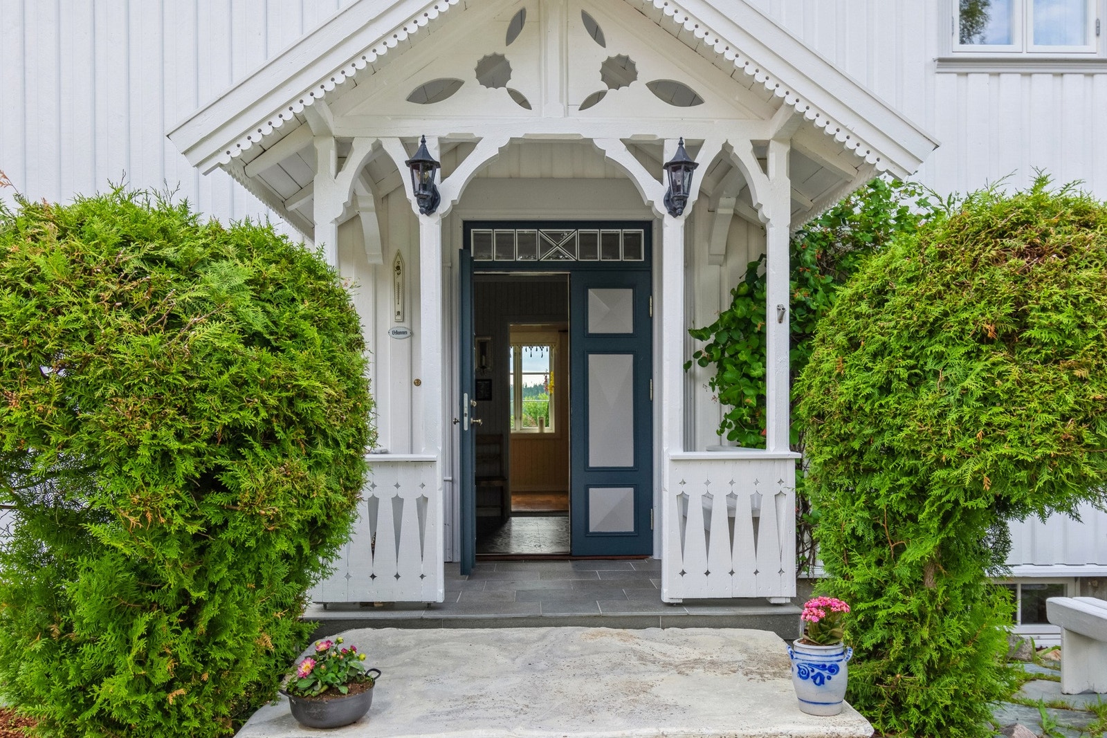 Inngangsparti- flotte detaljer- utskjæringer, massiv tredør, mv. Galleribilde