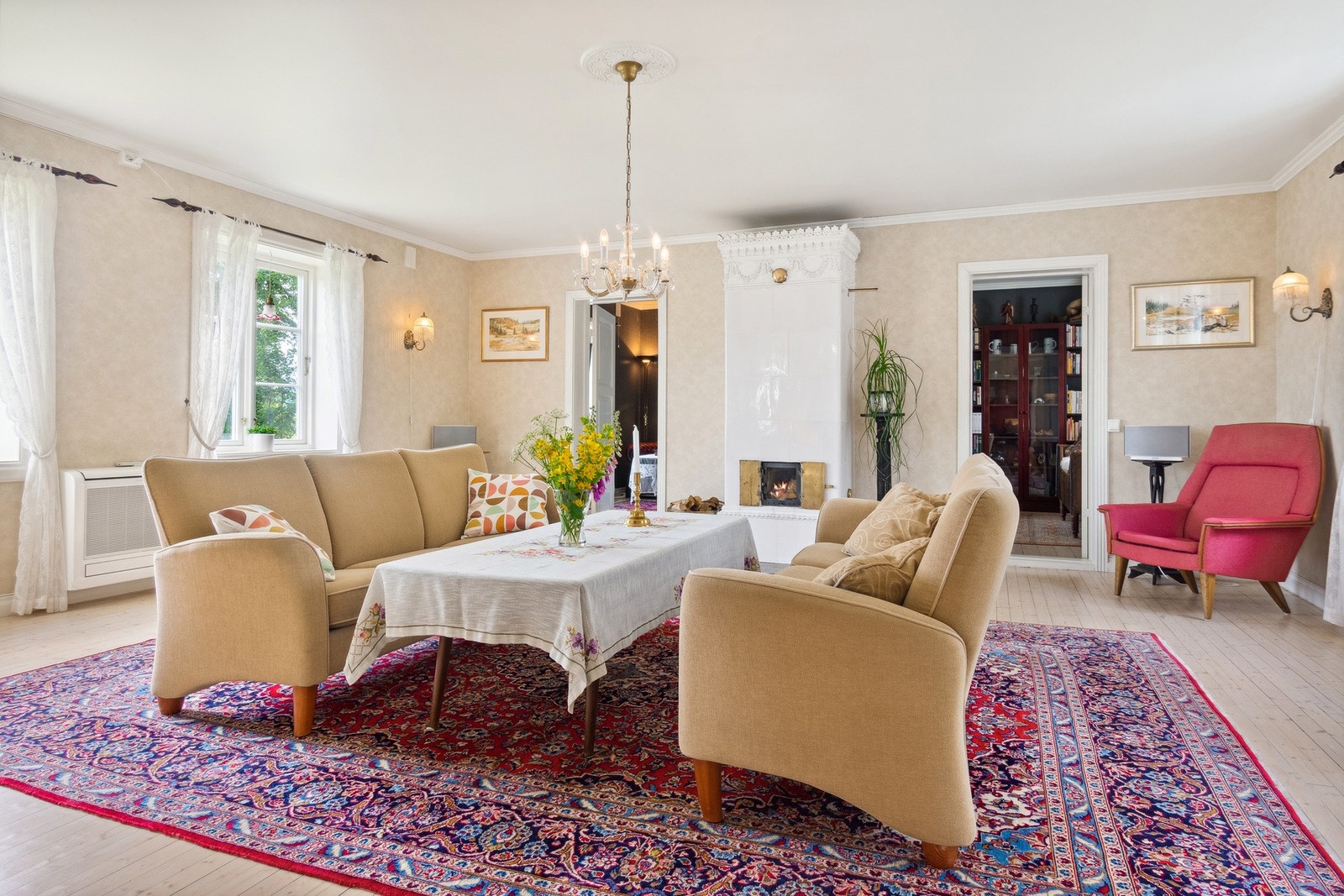 Lys og trivelig hovedstue med kakkelovnen som blikkfang. Galleribilde