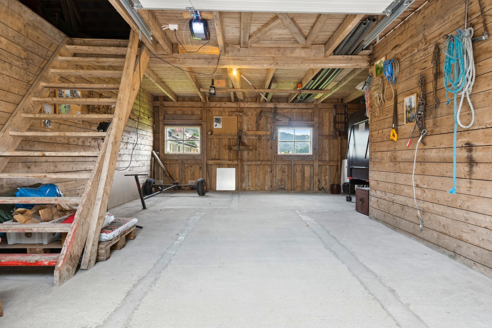 Interiør driftsbygning. Det er 2 garasjeporter i bygningen. Galleribilde