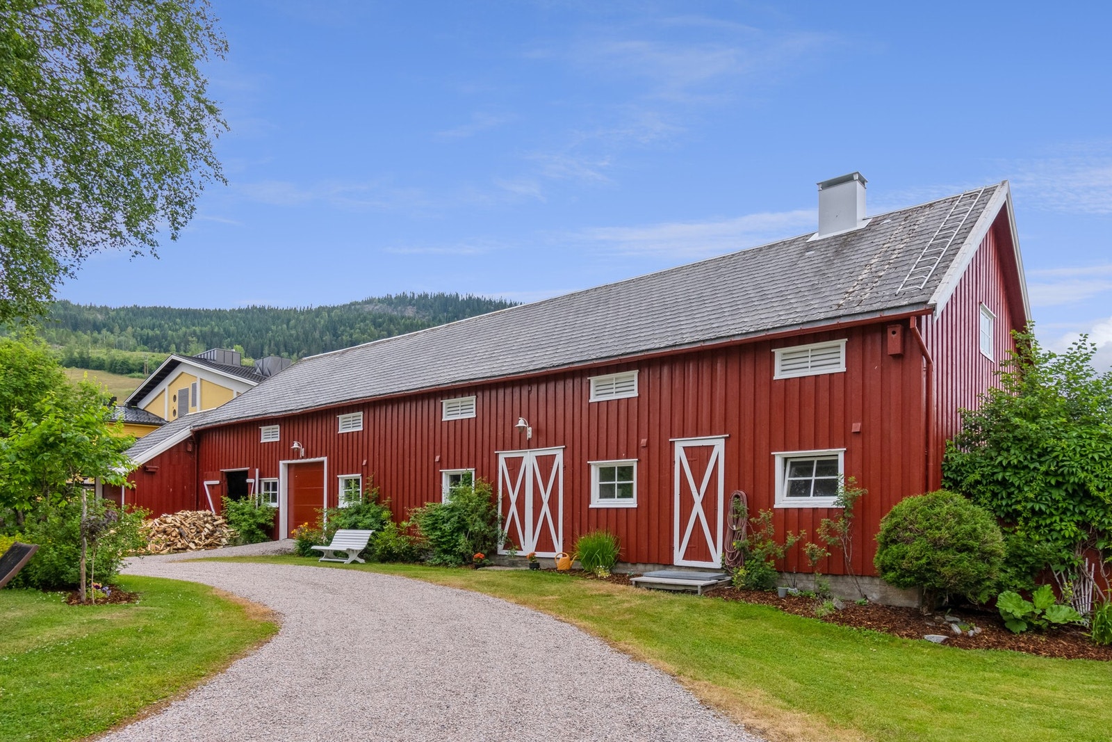 Driftsbygningen er en praktisk og velholdt bygning som er fin på tunet. Galleribilde