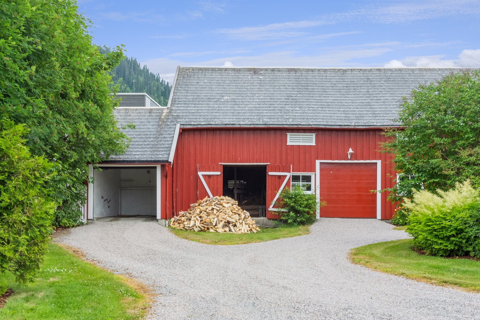 Eldre driftsbygning fra 1950 - benyttet til lager. Galleribilde