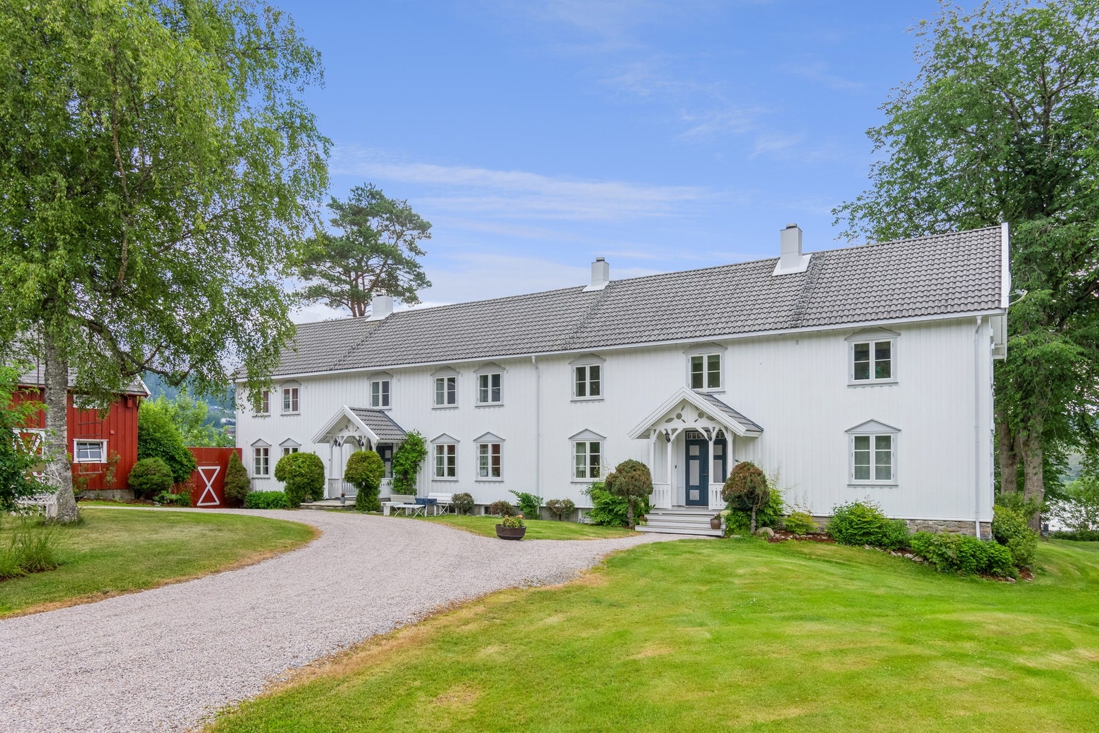 Det ærverdige våningshuset inneholder 4 stk. boenheter. Galleribilde