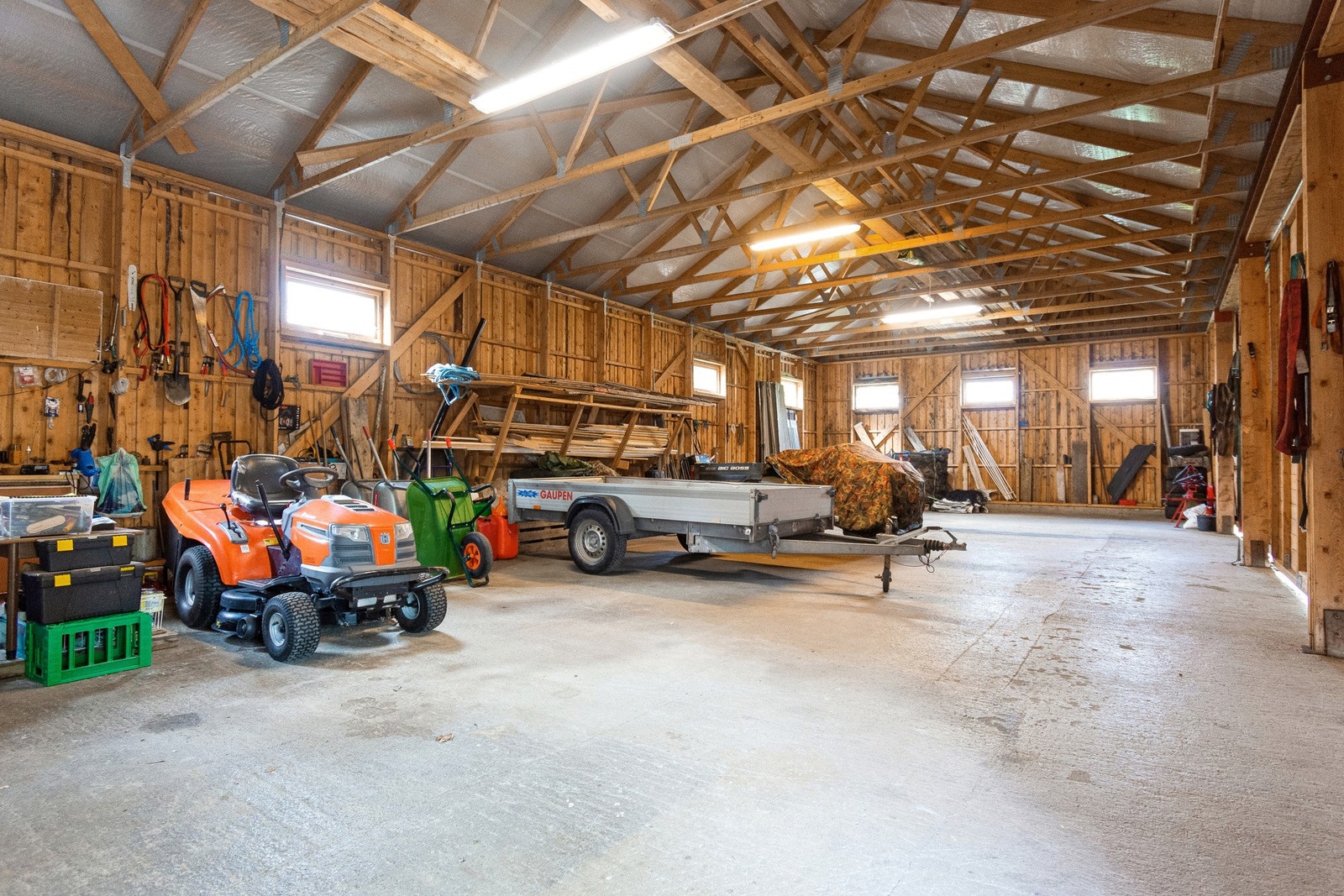 Redskapshus med god plass til lagring av nødvendig driftsutstyr. Galleribilde