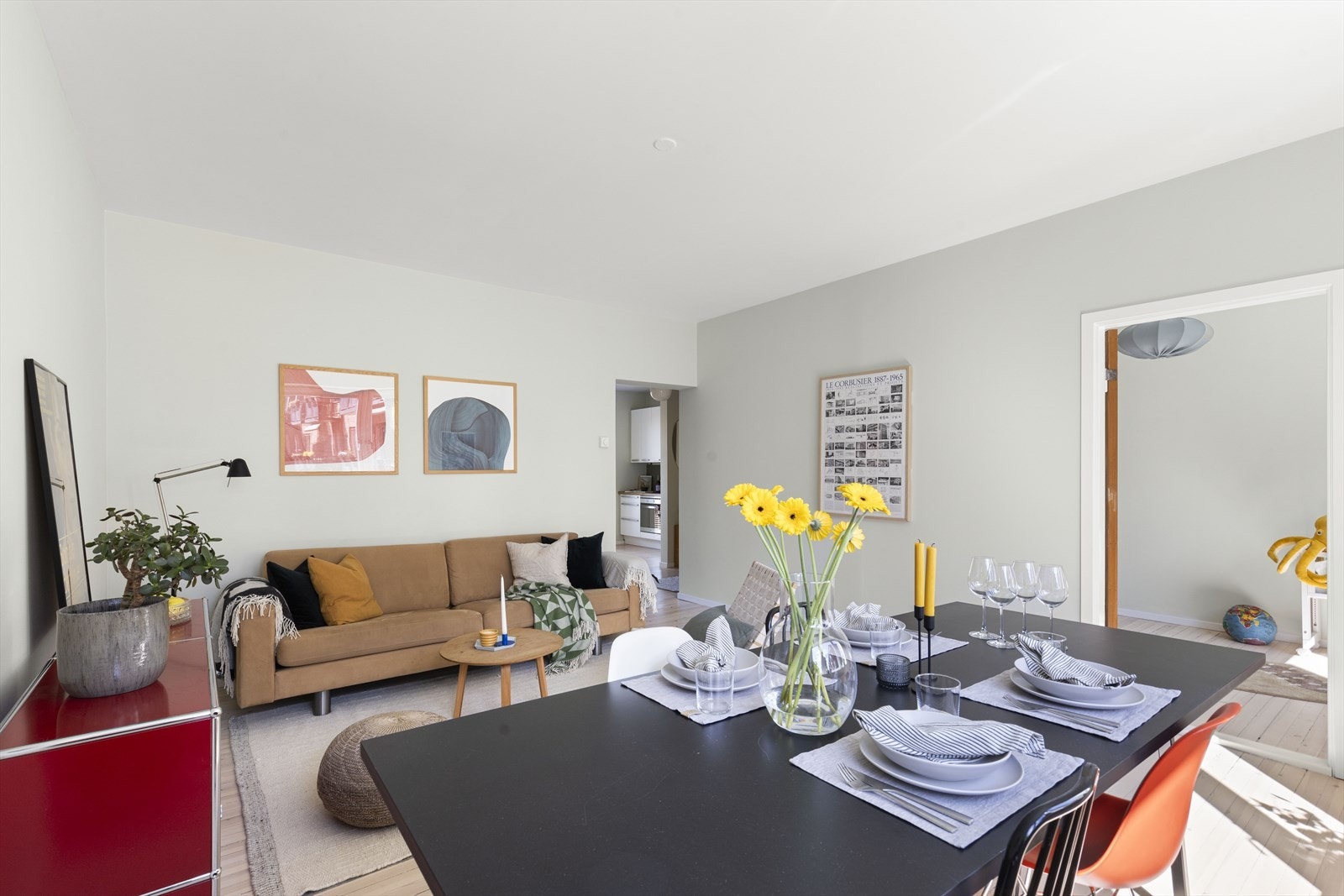 Stuen har en romslig planløsning med plass til sofa, stuebord og annet møblement Galleribilde