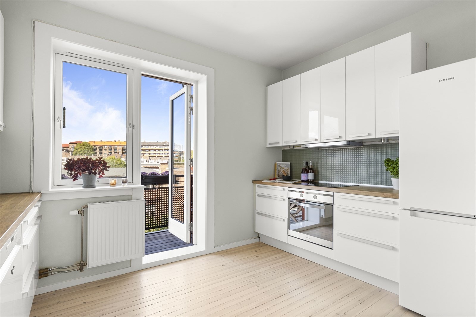 Kjøkkenet er utstyrt med integrert komfyr, nedfelt platetopp og opplegg for oppvaskmaskin. Det er tilkoblet ventilator over kokeplass Galleribilde